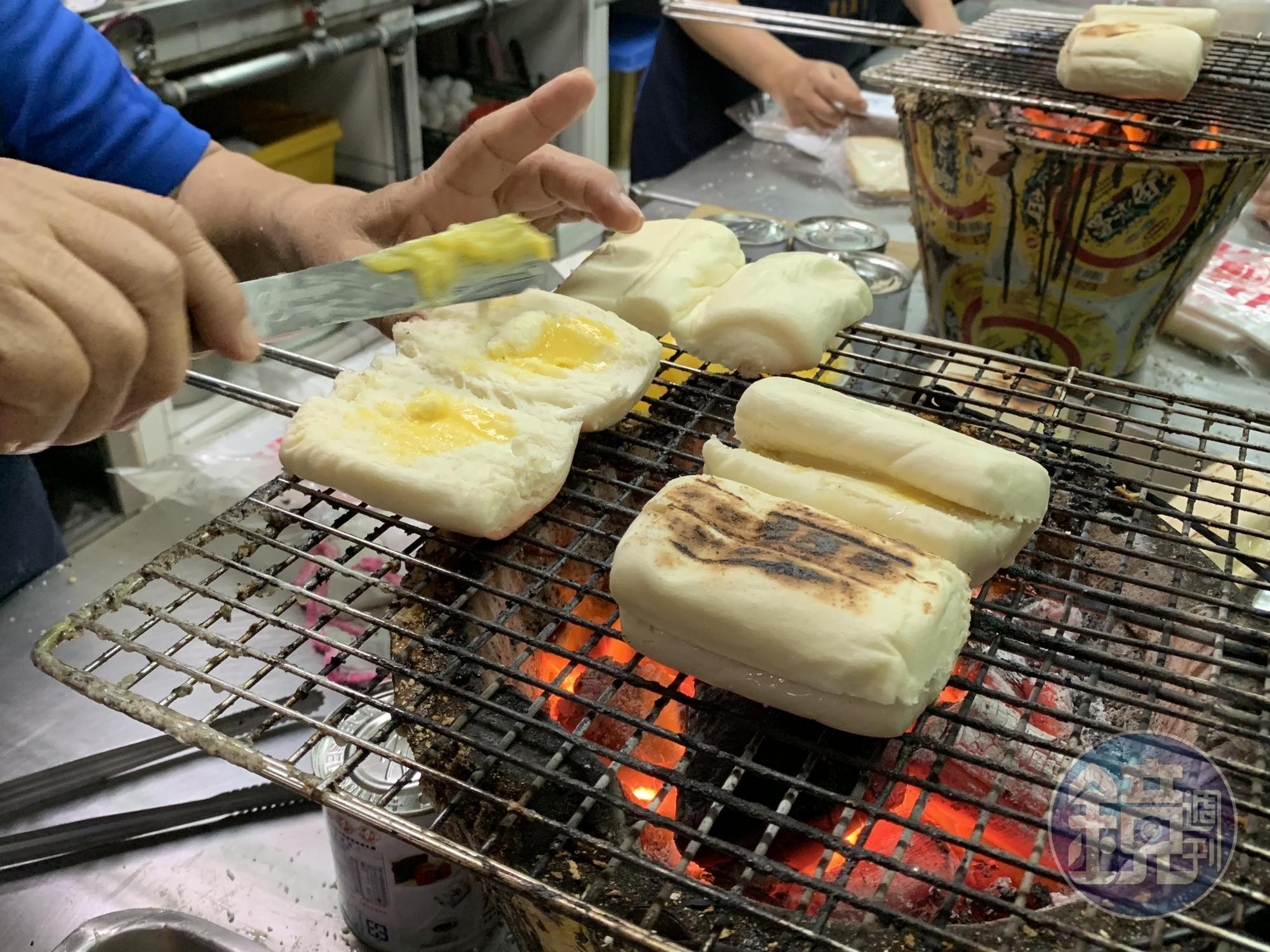 「佳吉飲料店」的「烤饅頭」非常熱賣。（15元／份）