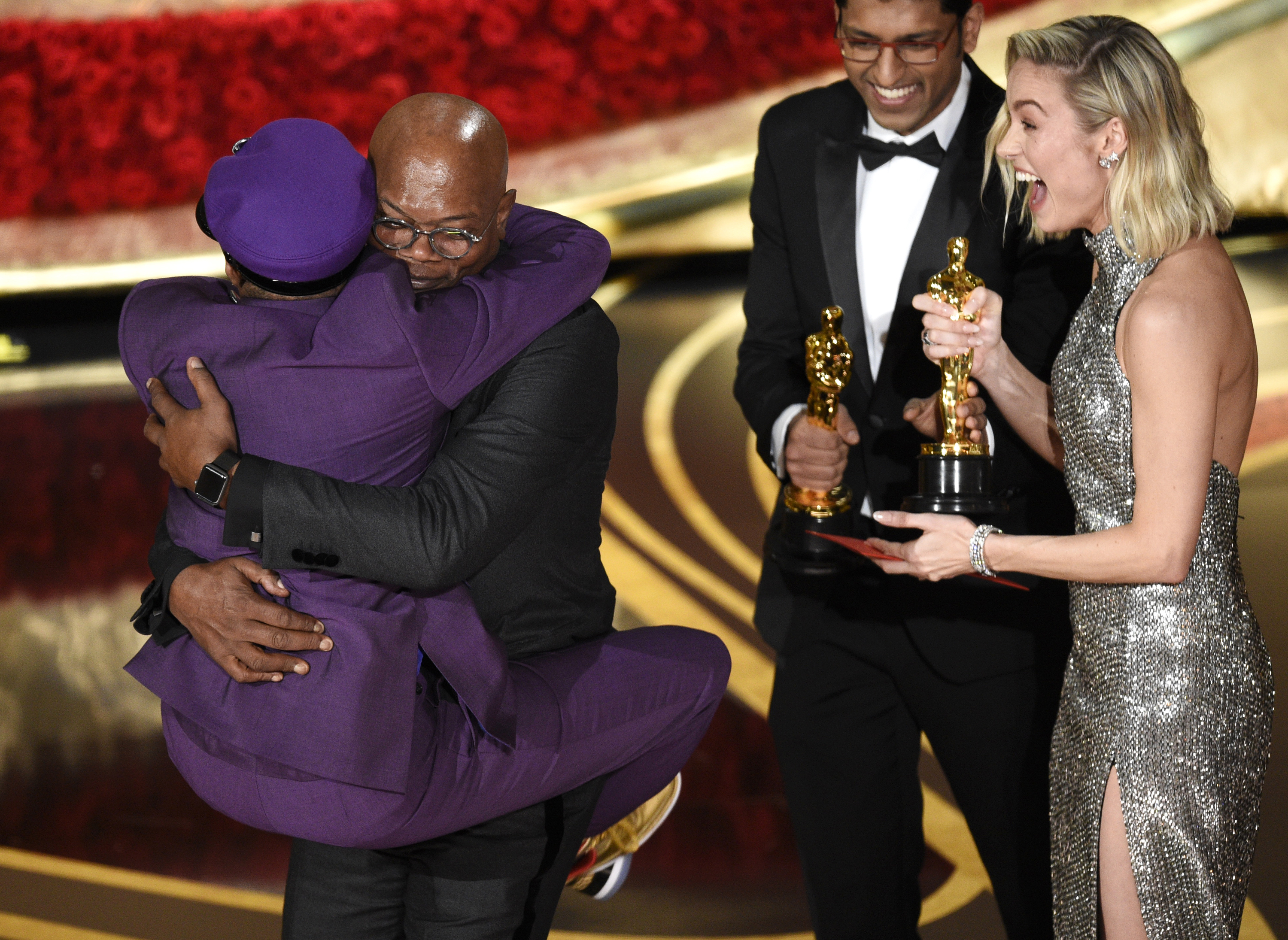 史派克李（左一）太高興了，跳到「神盾局長」山謬傑克森身上，讓另外一位頒獎人「驚奇隊長」布麗拉爾森看傻。（東方IC）