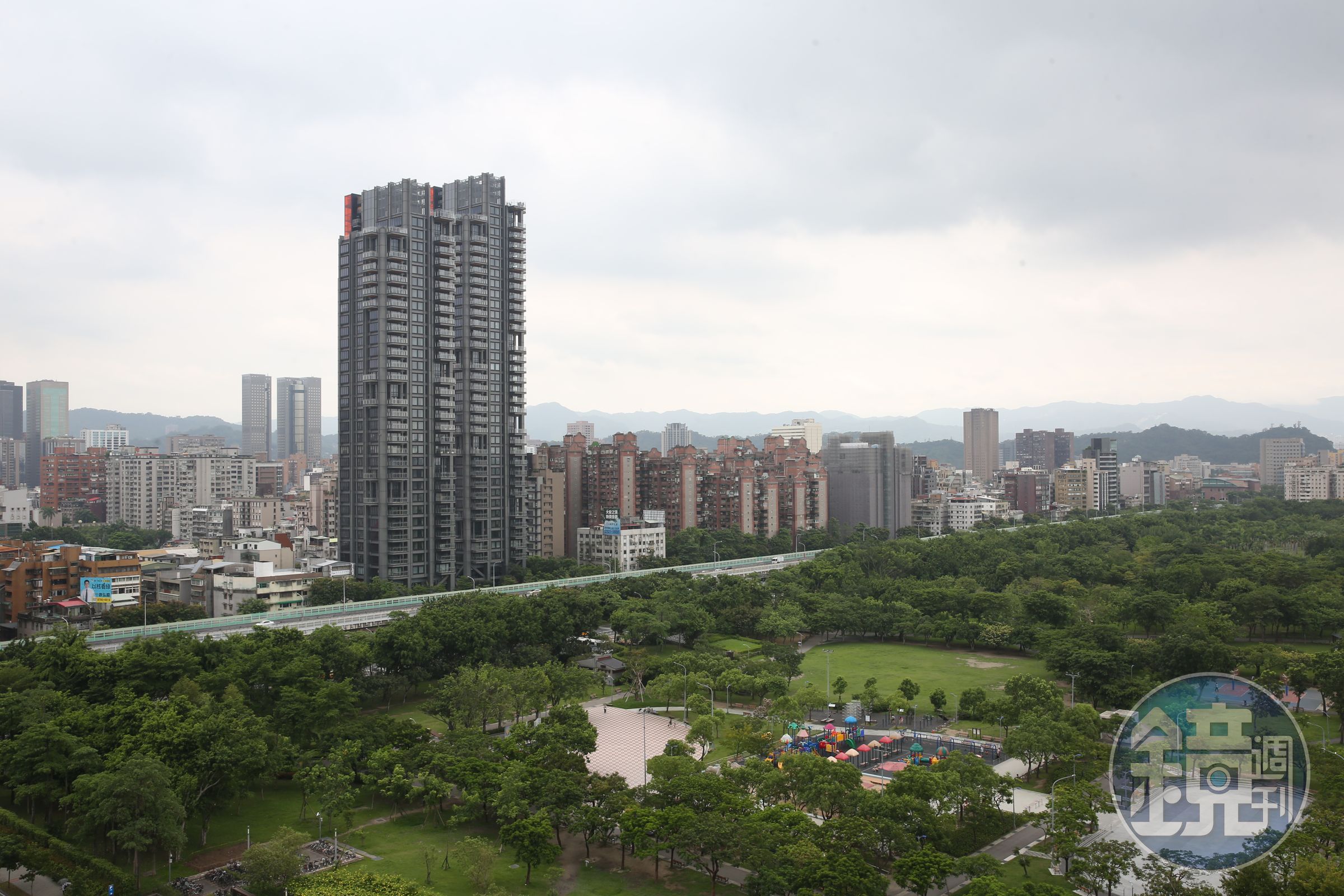 北市蛋黃區豪宅紛紛棄守價格防線，元利信義聯勤卻衝高價，成為新一代豪宅王。