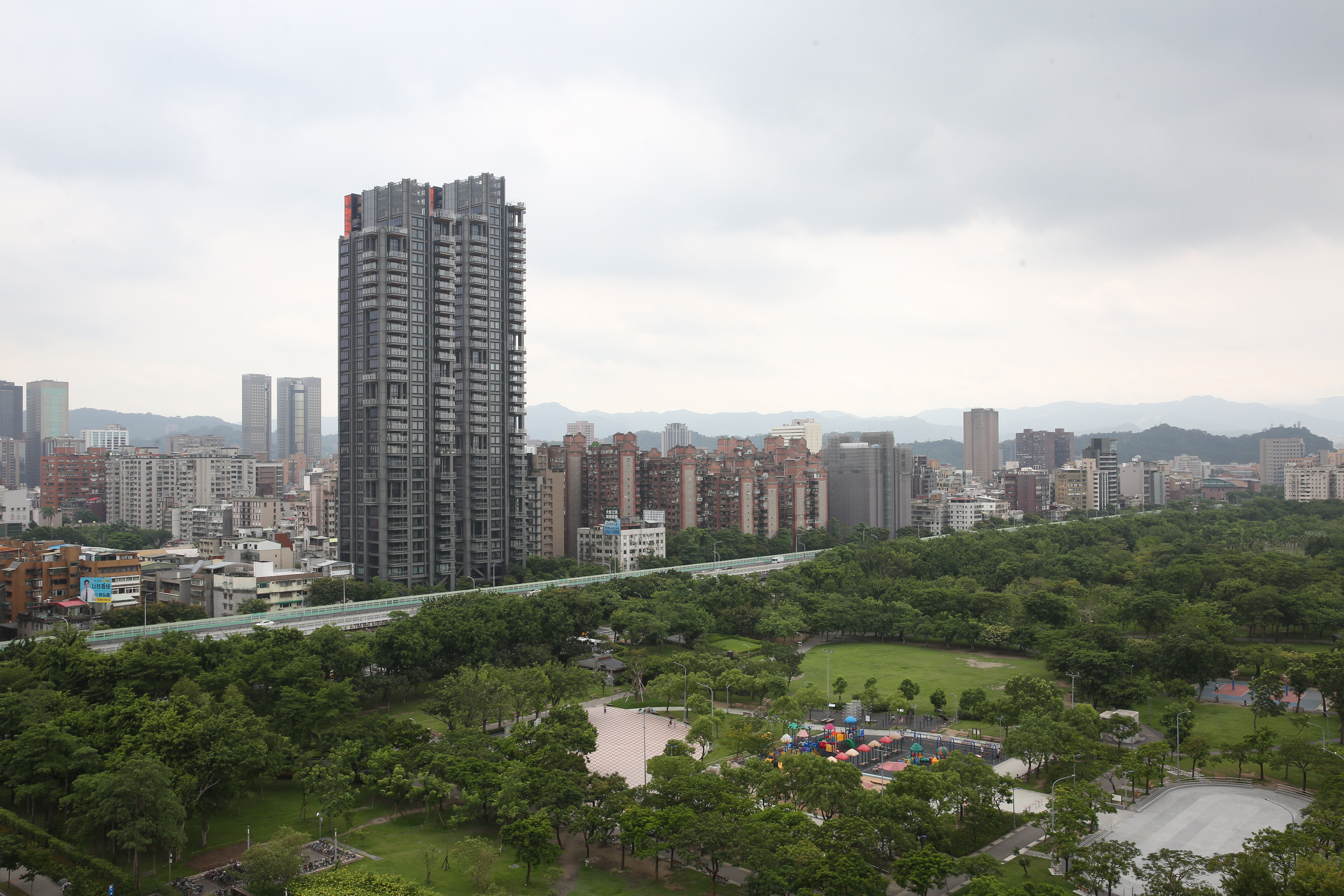 北市蛋黃區豪宅紛紛棄守價格防線，元利信義聯勤卻衝高價，成為新一代豪宅王。