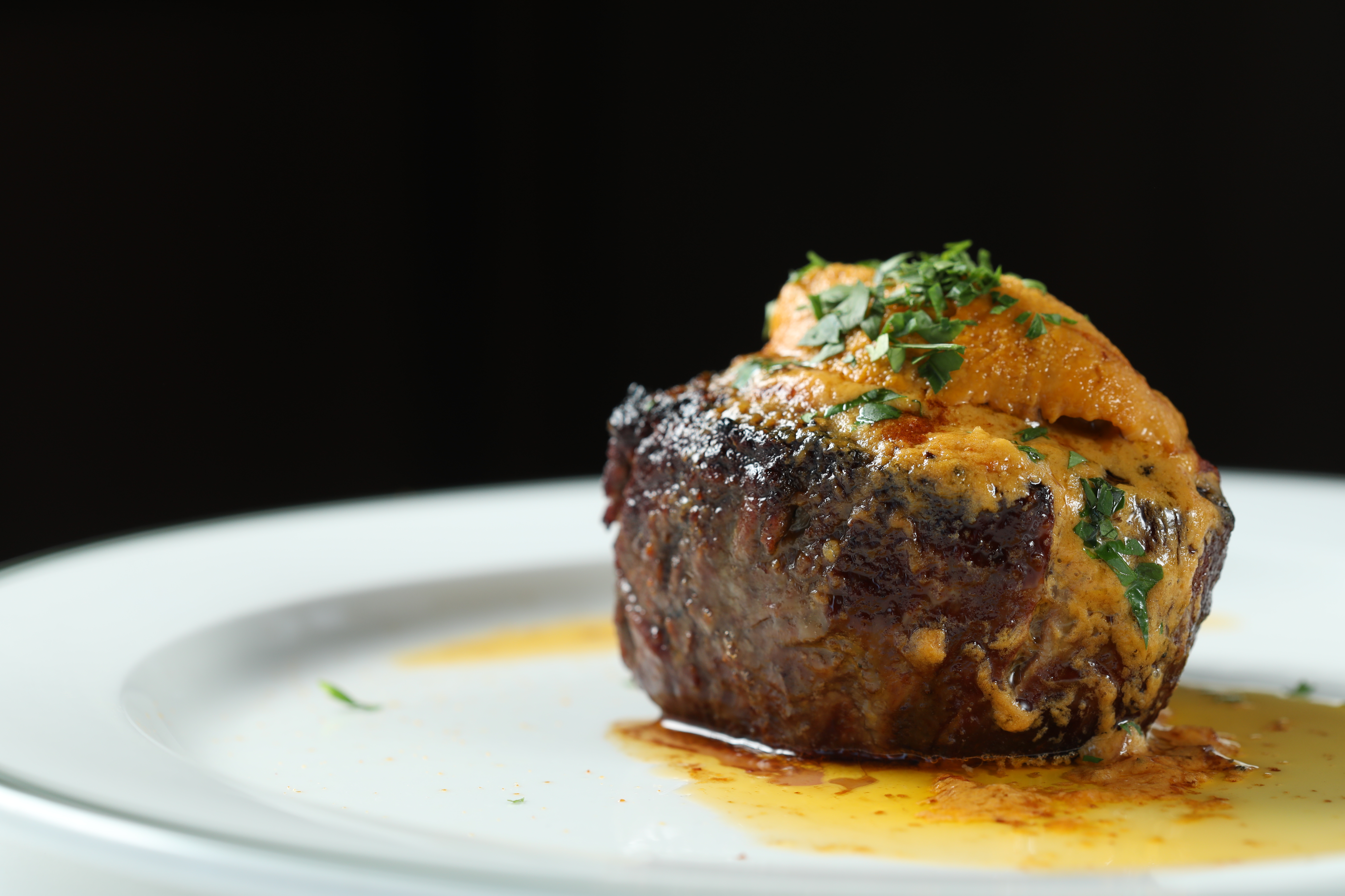 台灣獨有的「海膽菲力」，海陸雙享受就在這一盤裡。（2,480元／10oz）