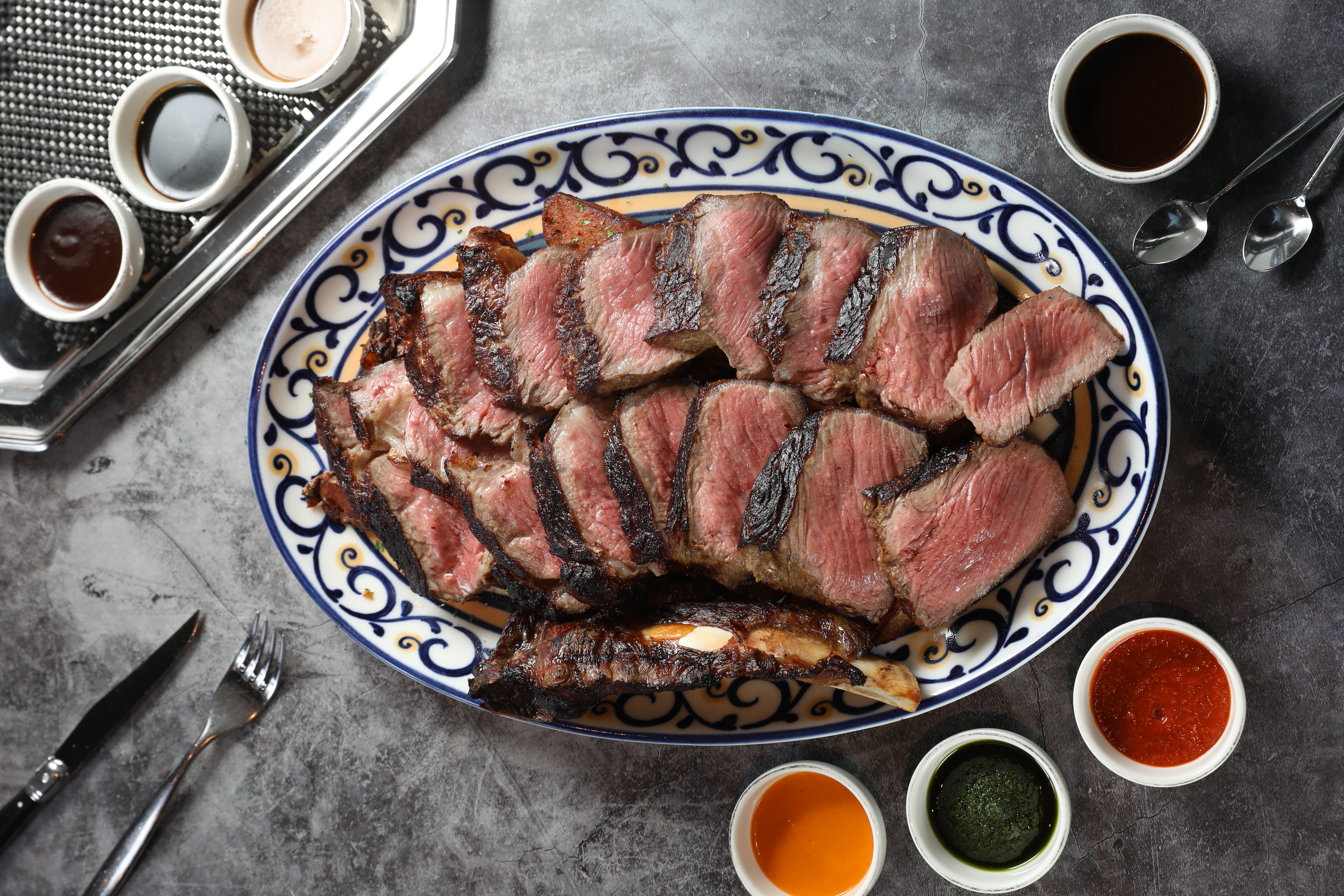 愈吃甜度愈明顯的「美國頂級乾式帶骨肋眼牛排」，盛在鄧師傅從歐洲採買回來的花盤裡出場，氣質滿分。（3,980元／1.4kg，1st Dry-Aged）