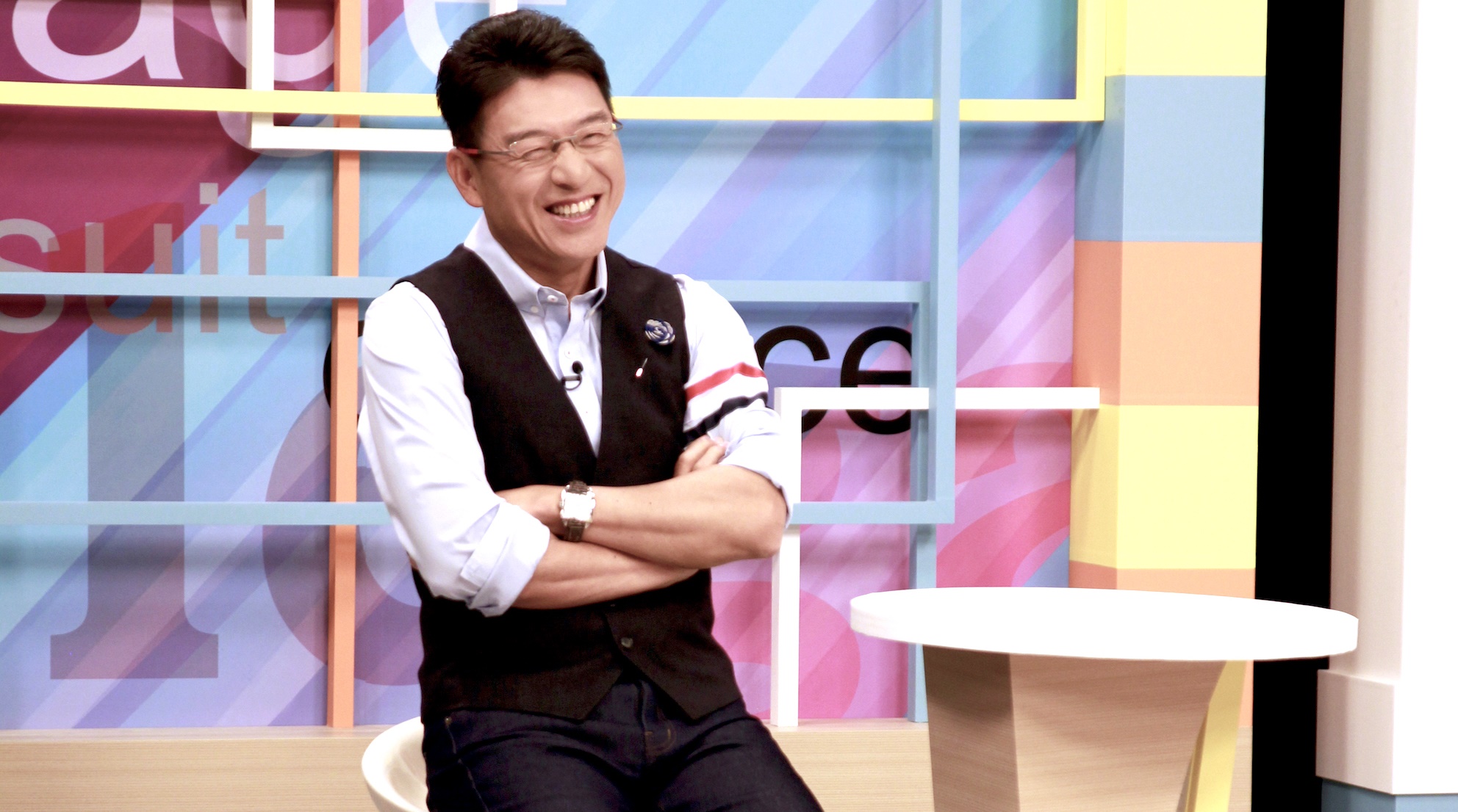 謝震武對攝影棚的燈錄影錄一半忽然熄滅感到吃驚。（和展影視提供）