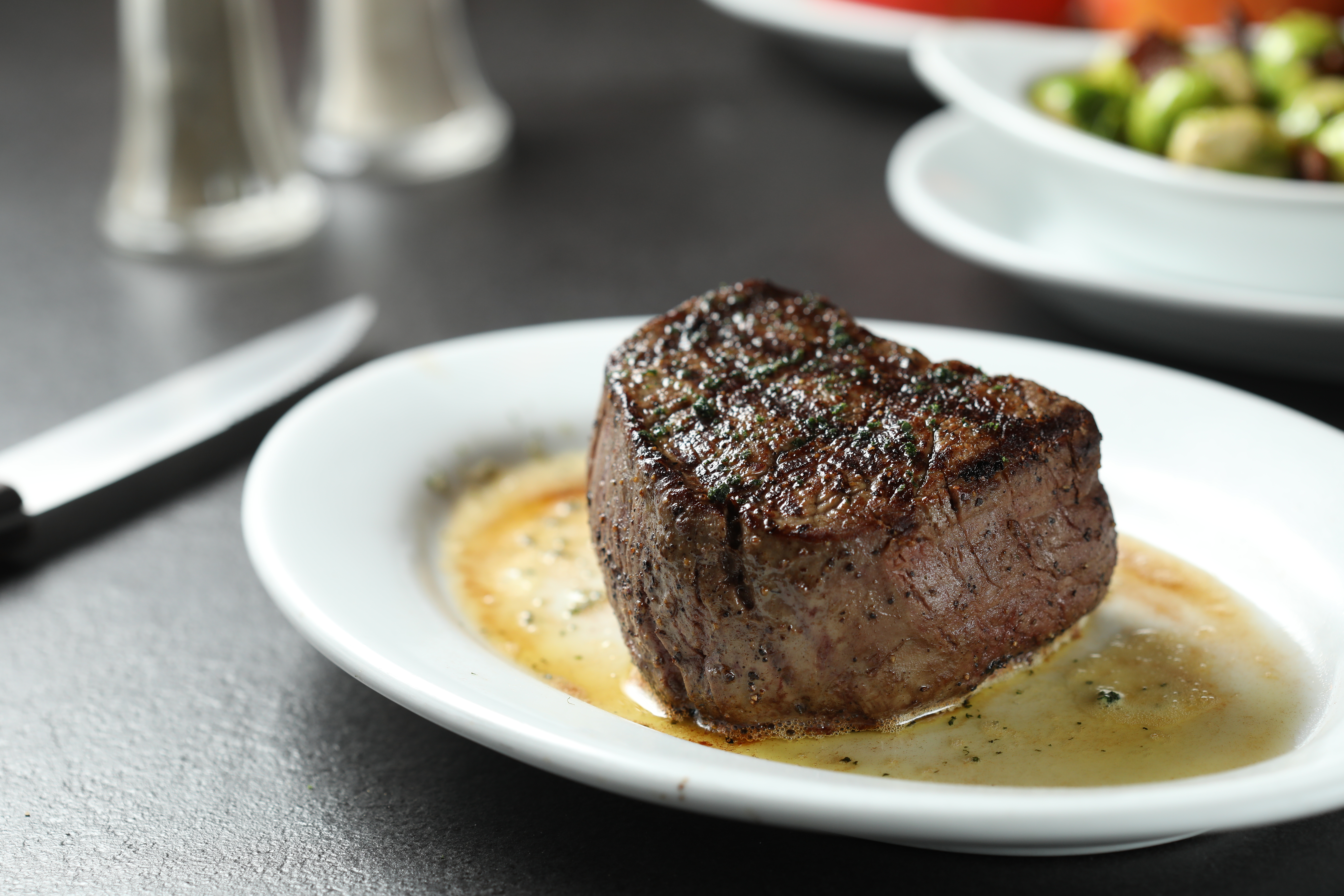 「菲力牛排」形狀像愛心，伴著奶油香現身，愈嚼香氣愈多。（1,770元／11oz）