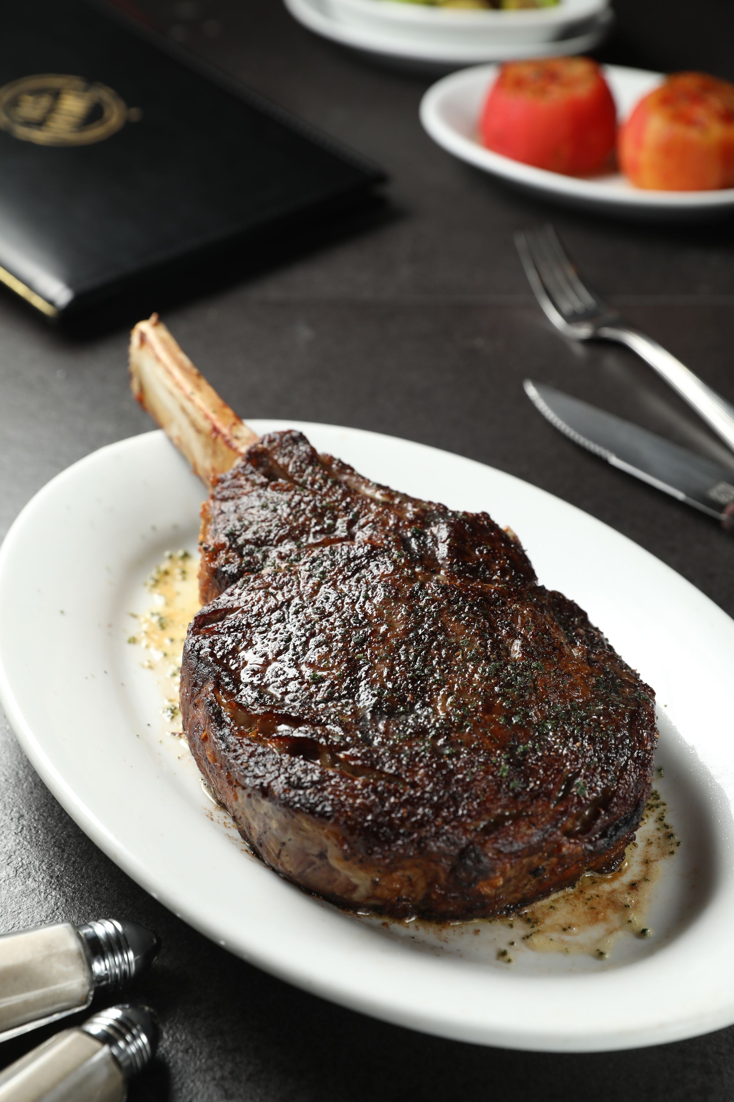 「戰斧肋眼牛排」分量十足，讓肉食控心花朵朵開。（4,800元／40oz）