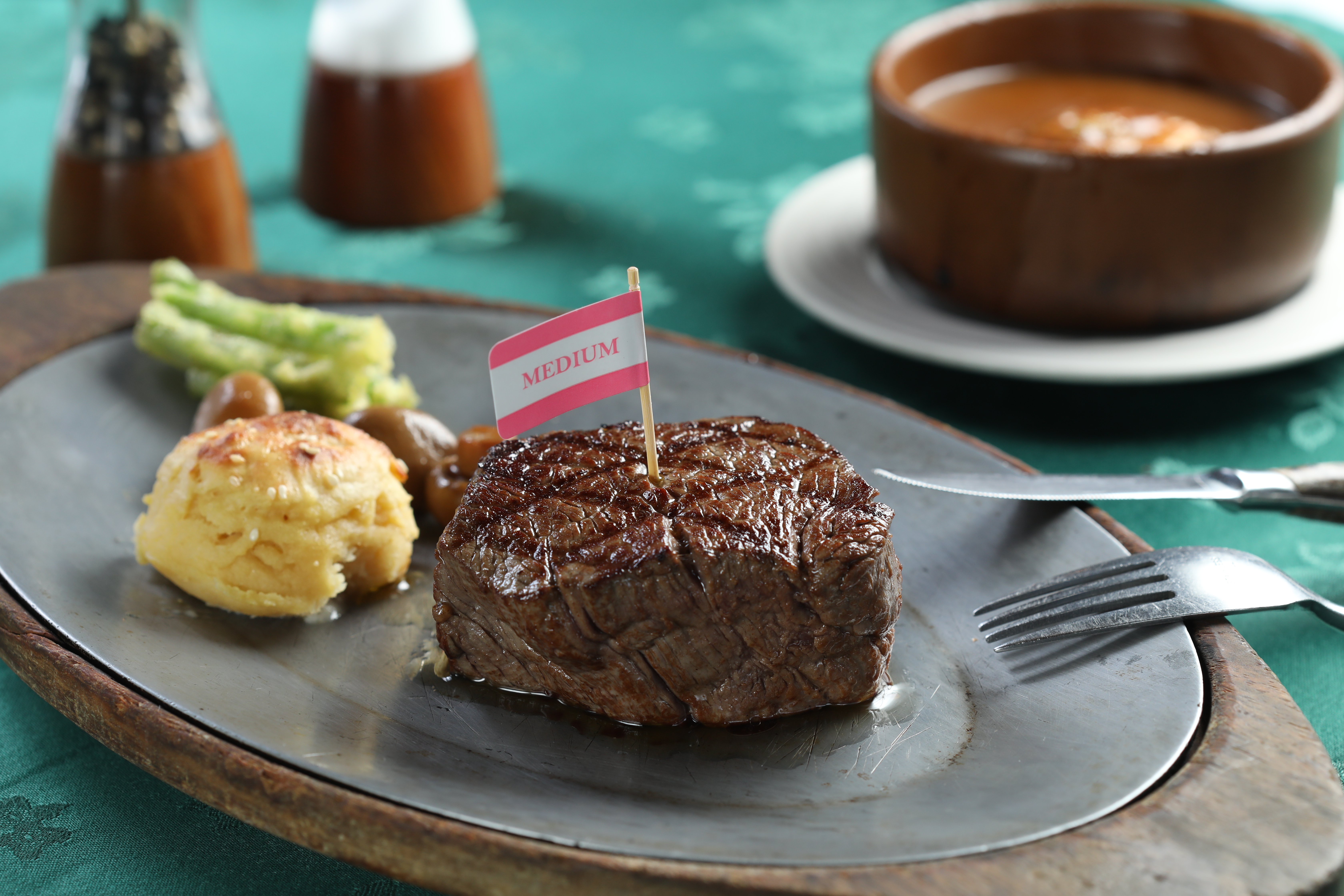 「頂級角尖牛排」是Prime等級的甜嫩菲力，插著的小旗子表示生熟度。（1,460元／份）