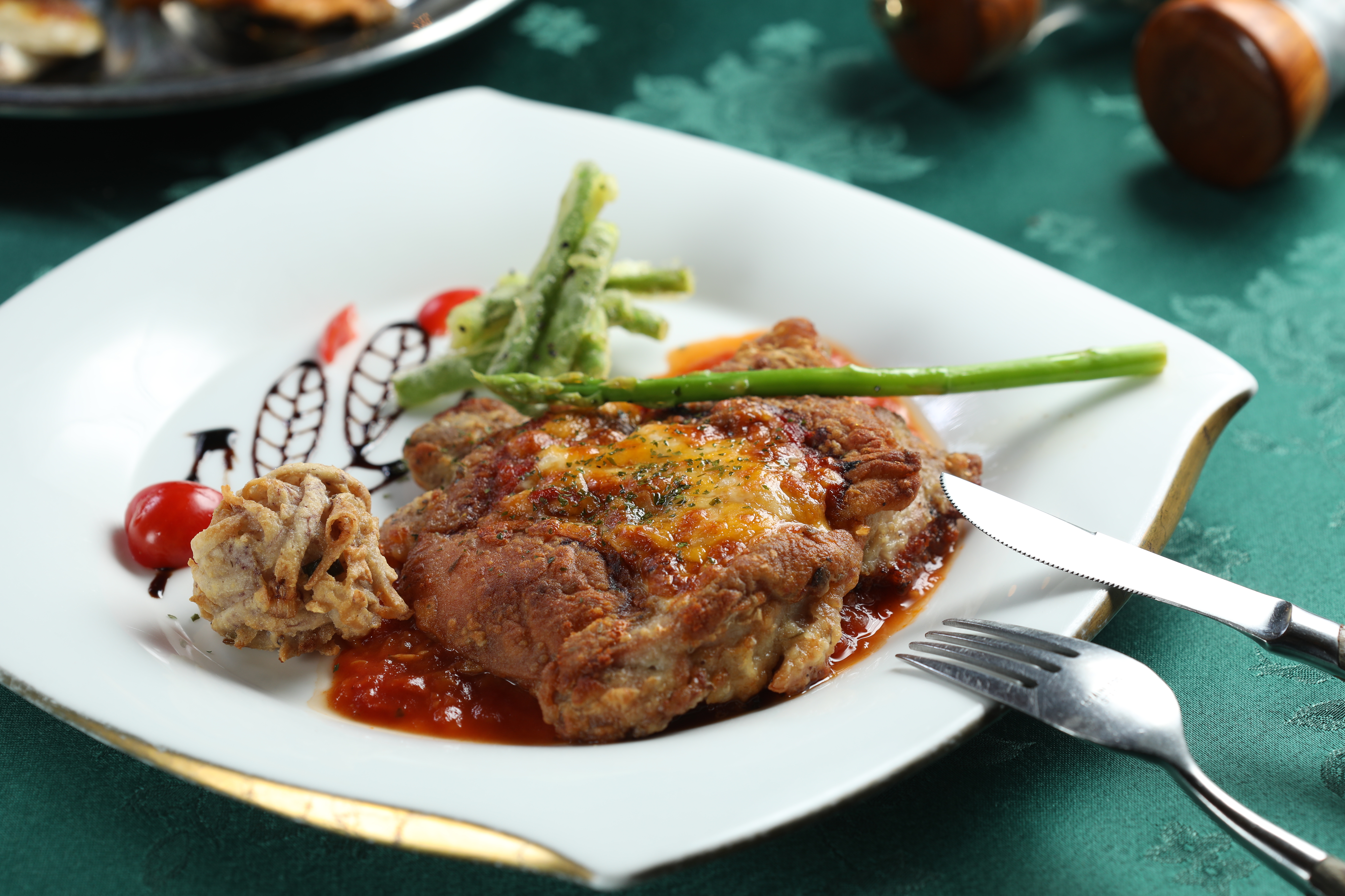 「俄式起司烤雞排」皮脆肉軟，酸甜惹味。（660元／份）