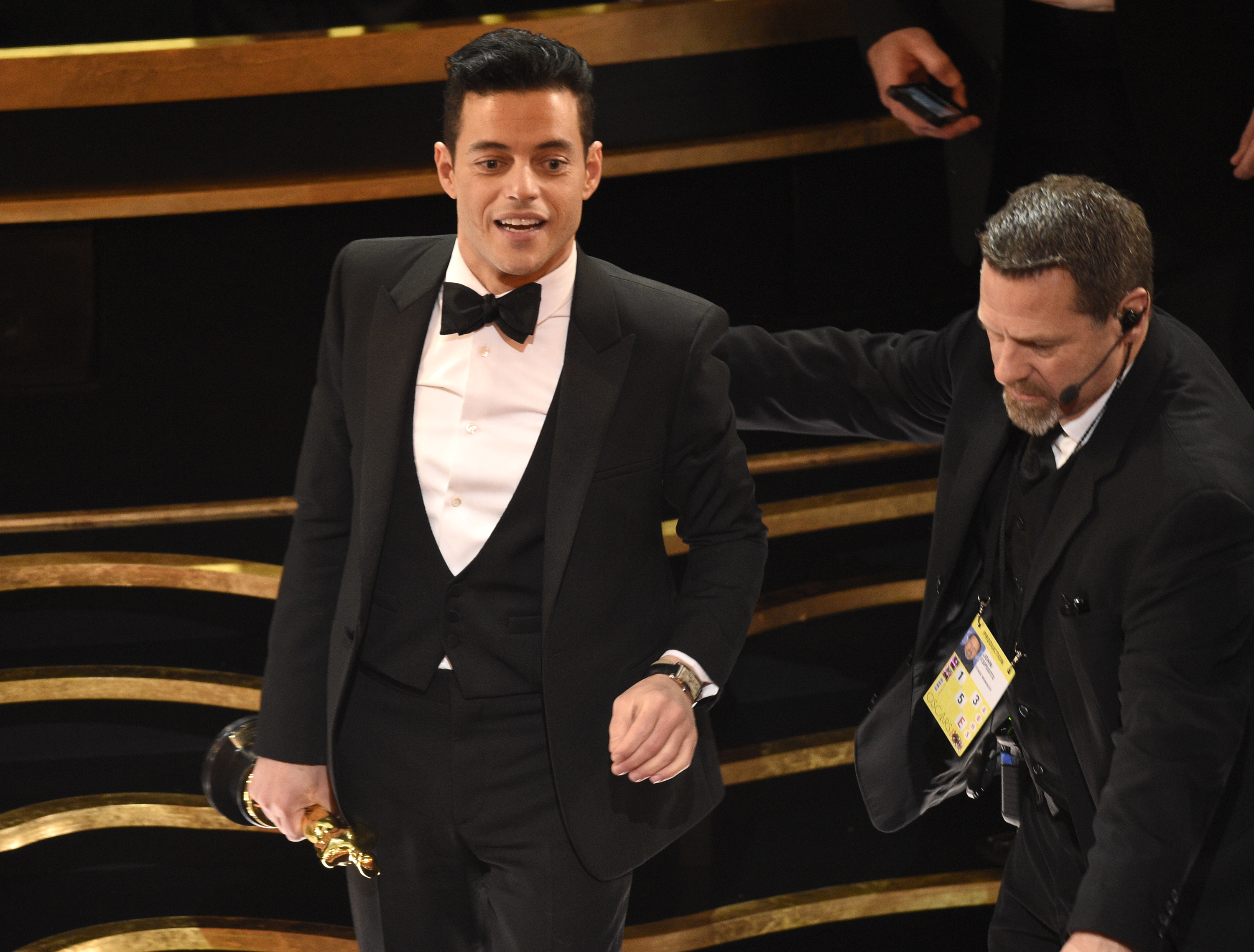 雷米馬利克從舞台上直接摔到觀眾席，被工作人員扶起來，要他坐下來。（東方IC）