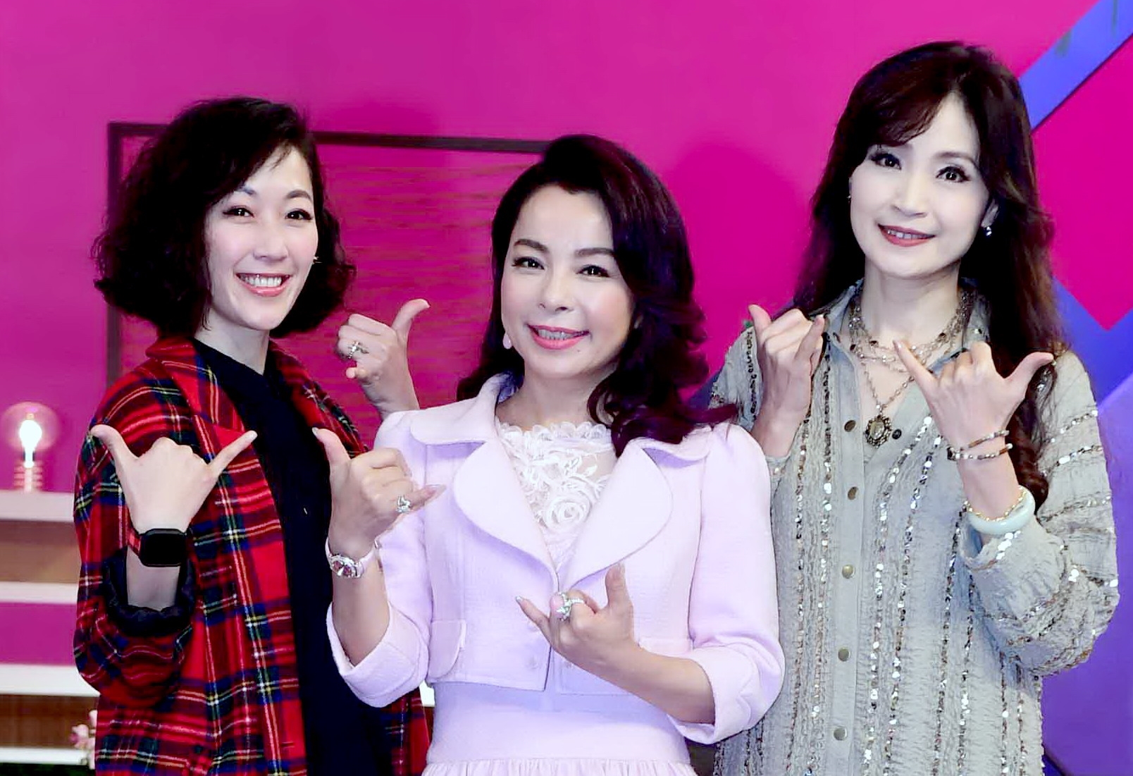 羅麗芬（中）主持時尚節目，好姐妹方季惟與GIGI熱情站台。（華視提供）