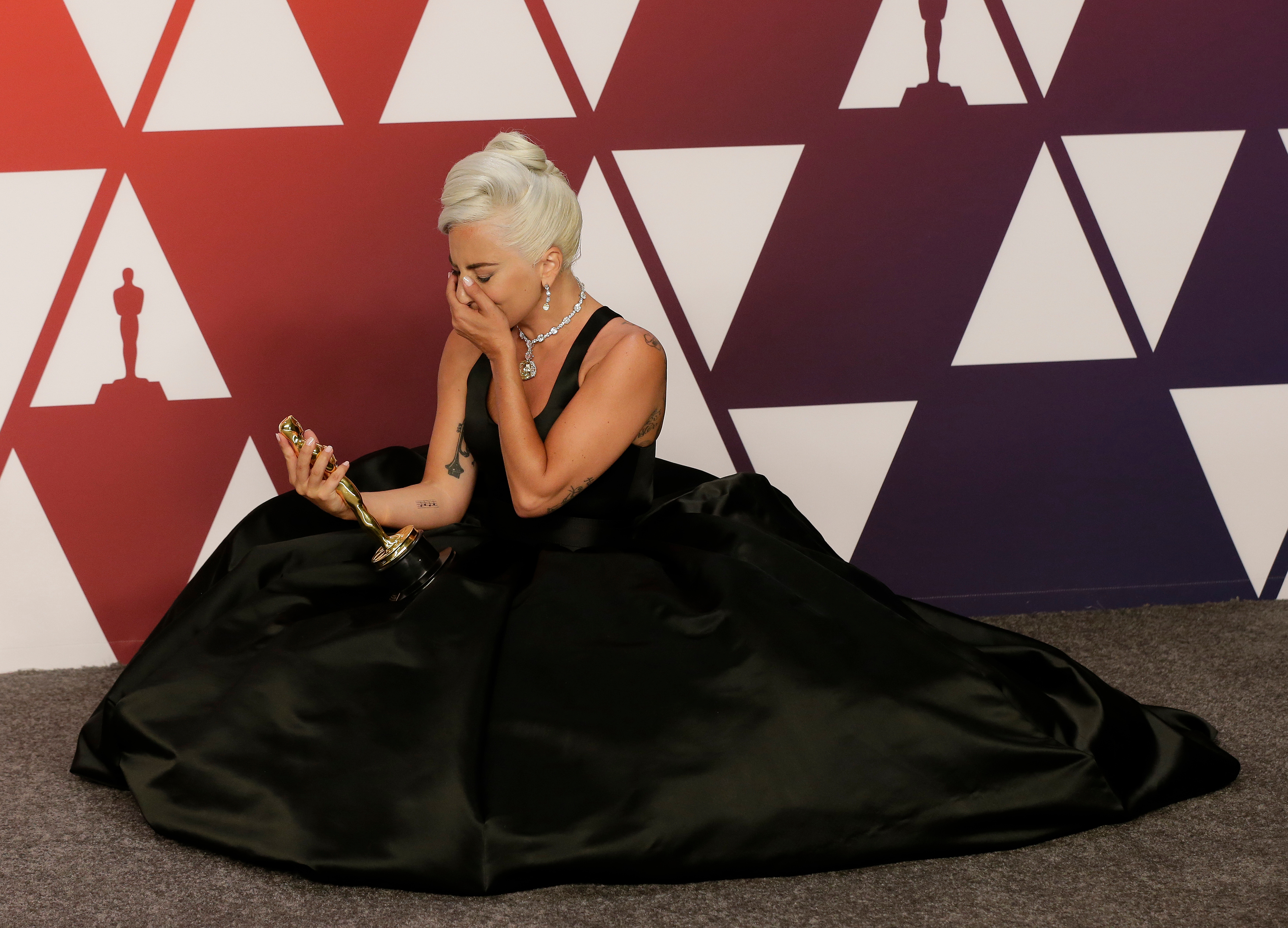 女神卡卡到了後台，依然不敢置信，看著小金人喜極而泣。（東方IC）