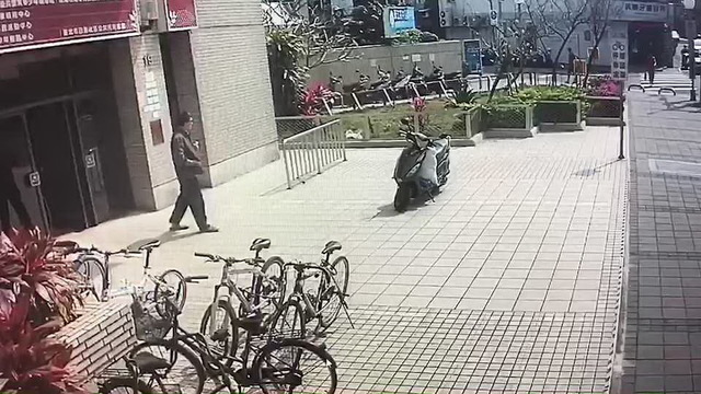 襲胸狼歪嘴的特徵被受害女子記下報警處理，到案後卻一概否認。（警方提供）