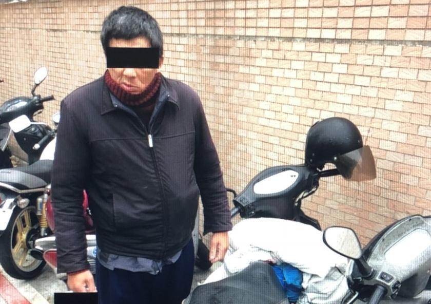 監視器拍下在萬華圖書館物色女子的「歪嘴襲胸狼」邱姓男子。（警方提供）