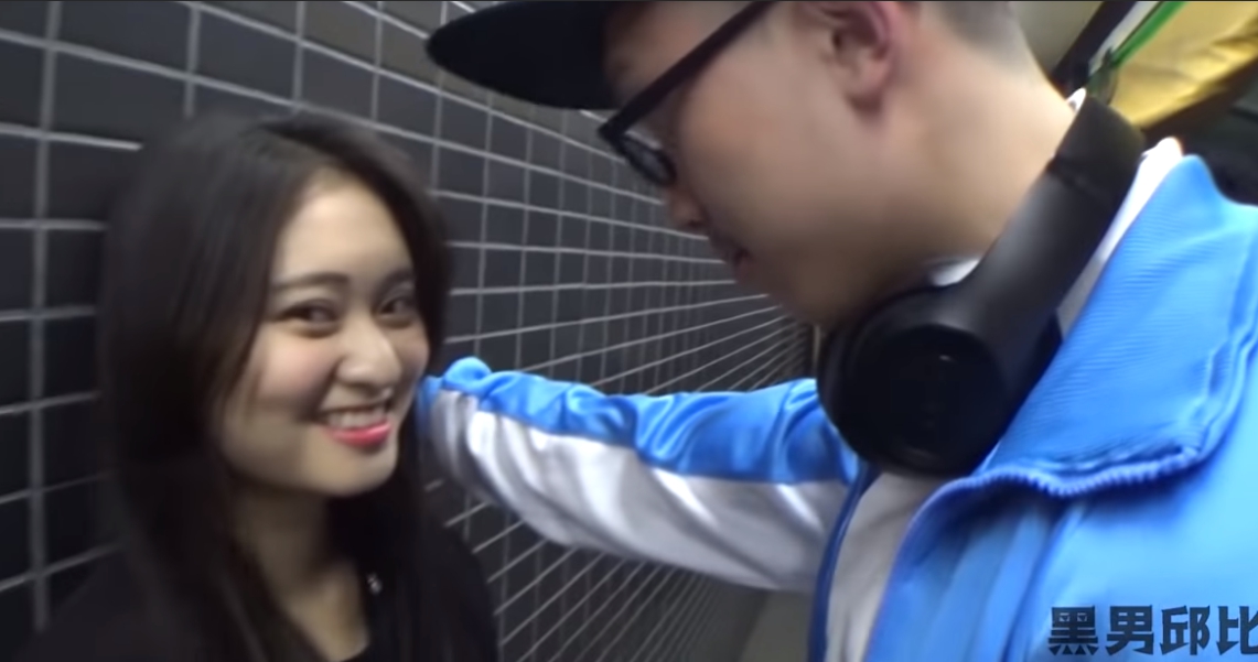孫安佐在公館接受隨機配對，對方外表神似周子瑜讓他非常滿意。（翻攝自YouTube頻道黑男邱比特）