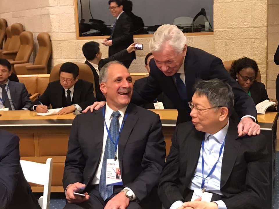 台北市長柯文哲訪以色列,出席全球市長會議,與各國重要人士交流。白髮者為Jack Rosen,另一人為宏都拉斯首都市長Nasry Asfura。(陳冠廷提供)