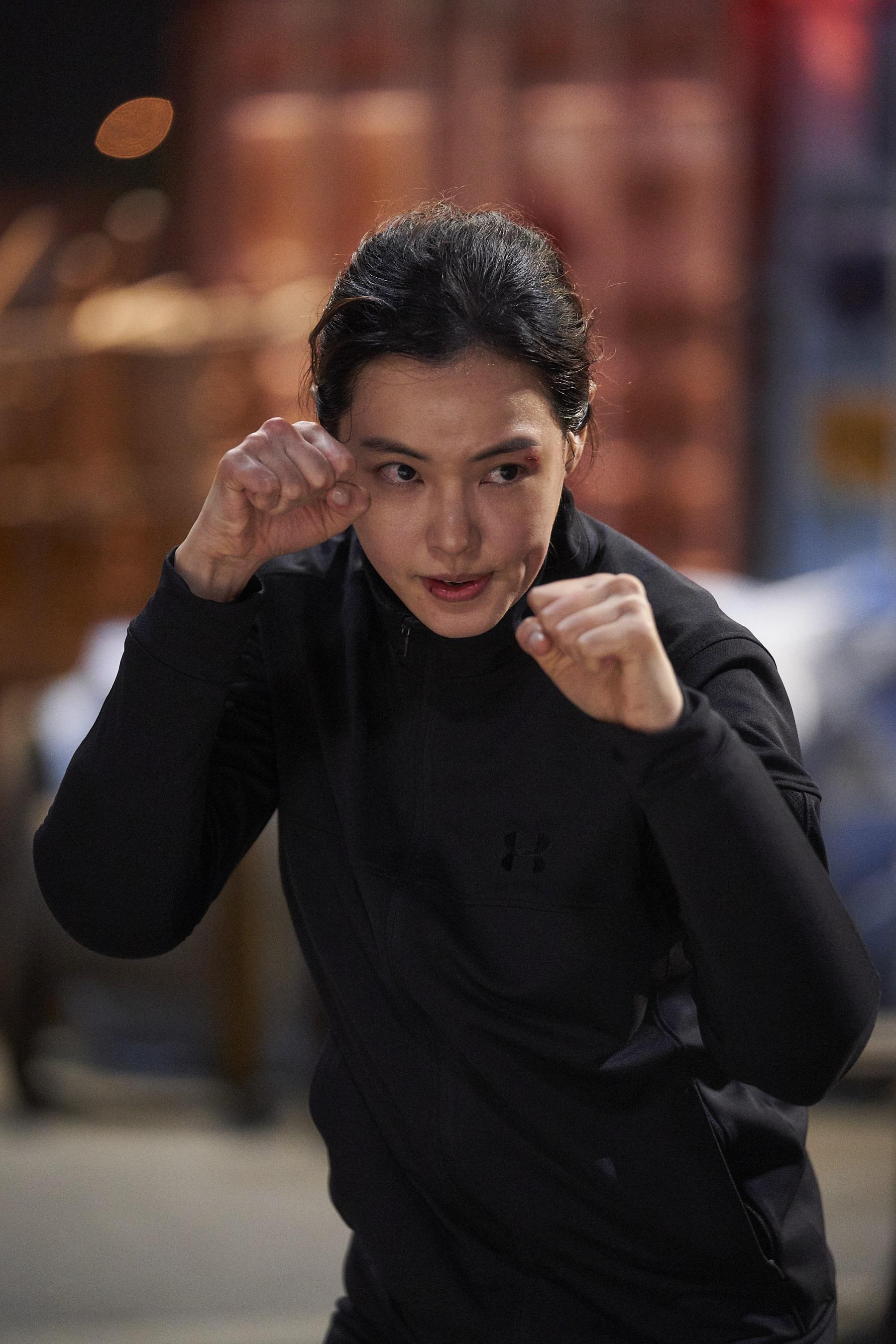 韓星李哈妮拋去美麗外表，演出一位恰查某探員，令人忘記她曾是以美貌取勝的香港小姐。（CatchPlay提供）