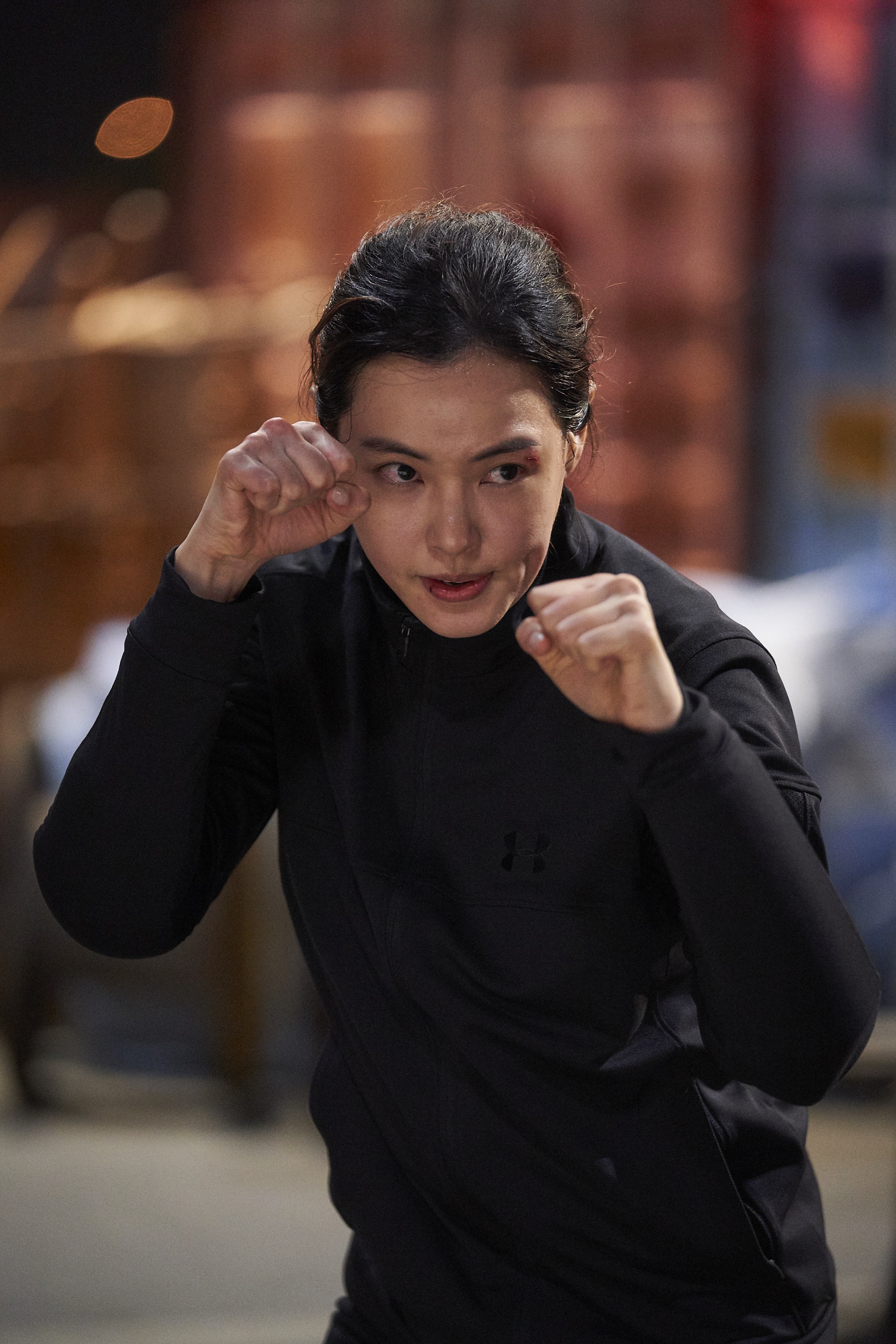 韓星李哈妮拋去美麗外表，演出一位恰查某探員，令人忘記她曾是以美貌取勝的香港小姐。（CatchPlay提供）