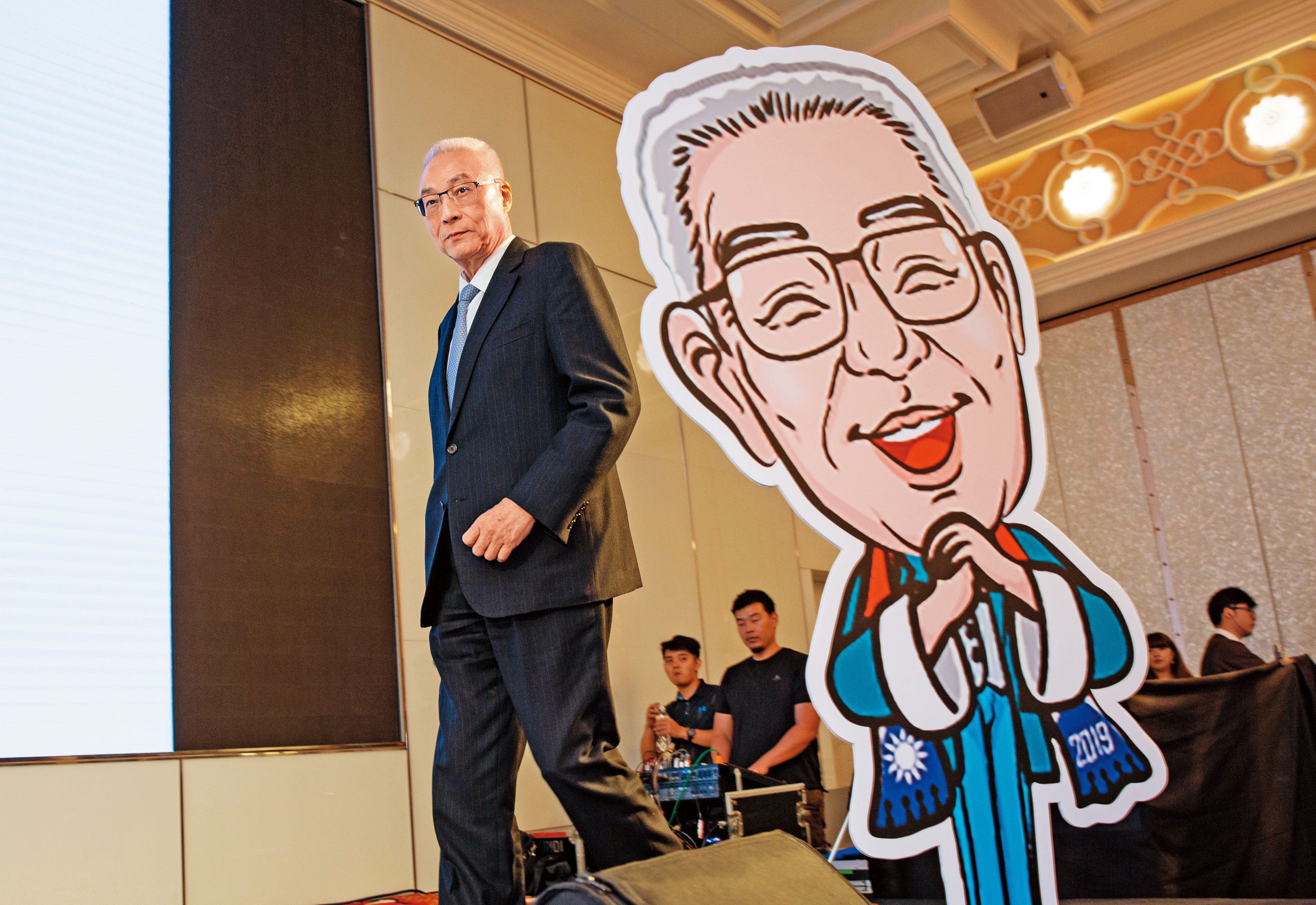 吳敦義礙於黨主席身分，對是否宣布參選明顯較為謹慎，若衝刺到5月人氣仍未拉抬，將改抬轎拱韓當造王者。