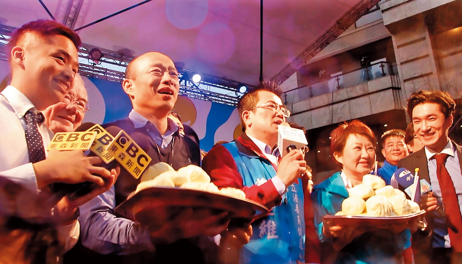 韓國瑜開直播遭綠營酸是土包子,順勢讓藍營找到著力點,競選造勢場包子成了火紅道具。(國民黨立委參選人鄭世維提供)