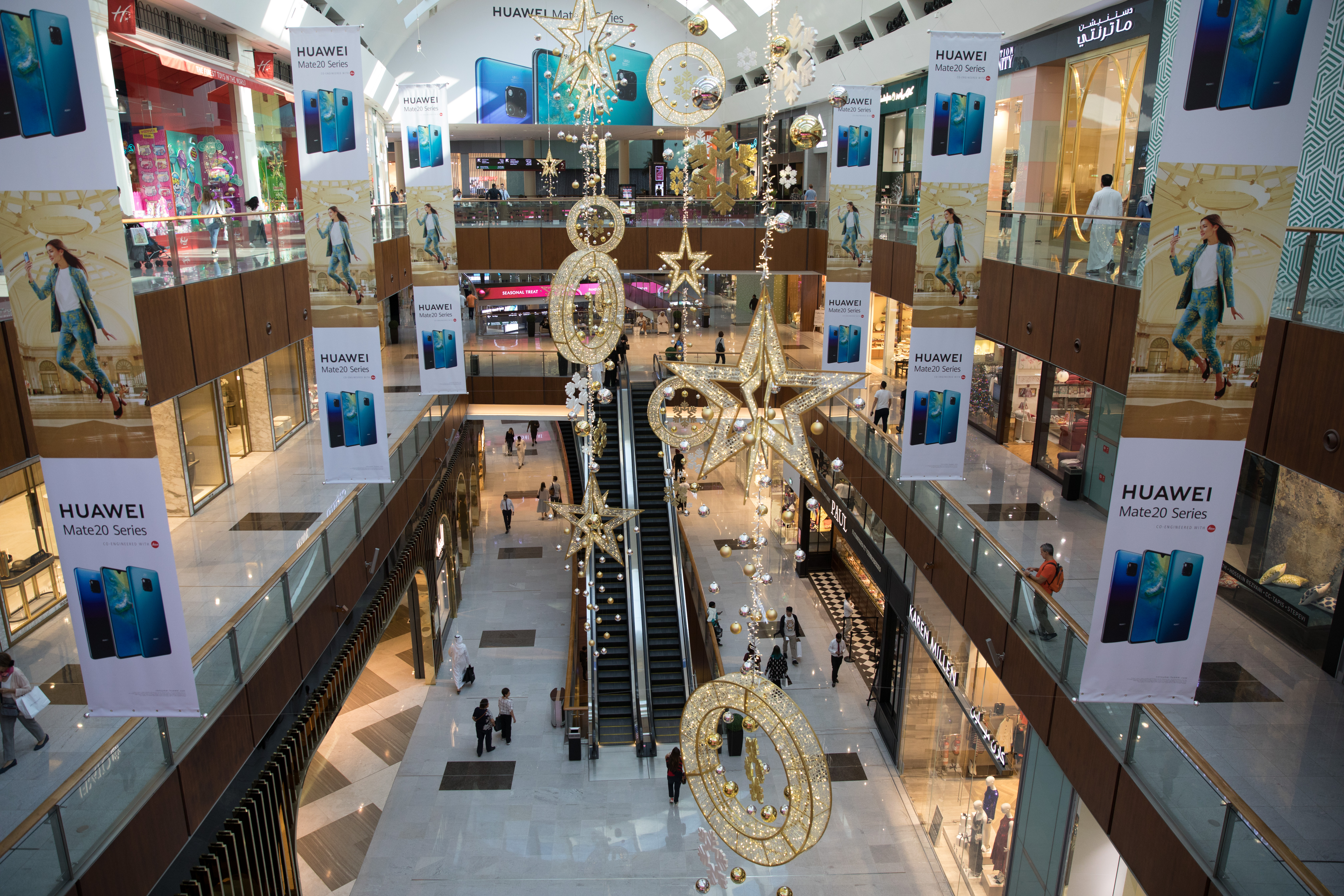 杜拜的夜間娛樂生活相當豐富，堪稱中東地區的不夜城。