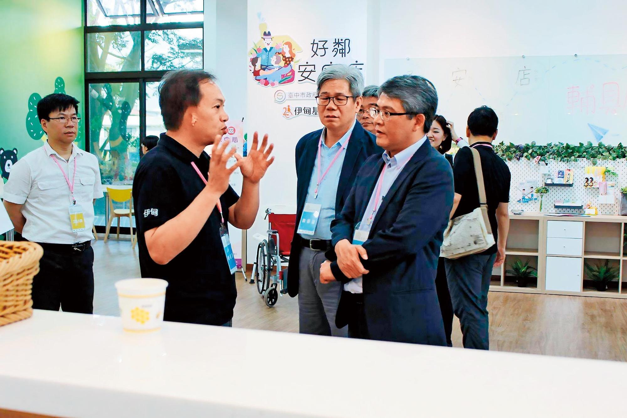 黃琢嵩（左）擔任伊甸基金會執行長，對參訪來賓說明基金會的運作情形。（翻攝伊甸基金會臉書）