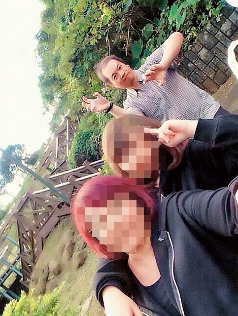 黃妻在臉書上曬一家三口和樂融融的照片。（翻攝黃妻臉書）