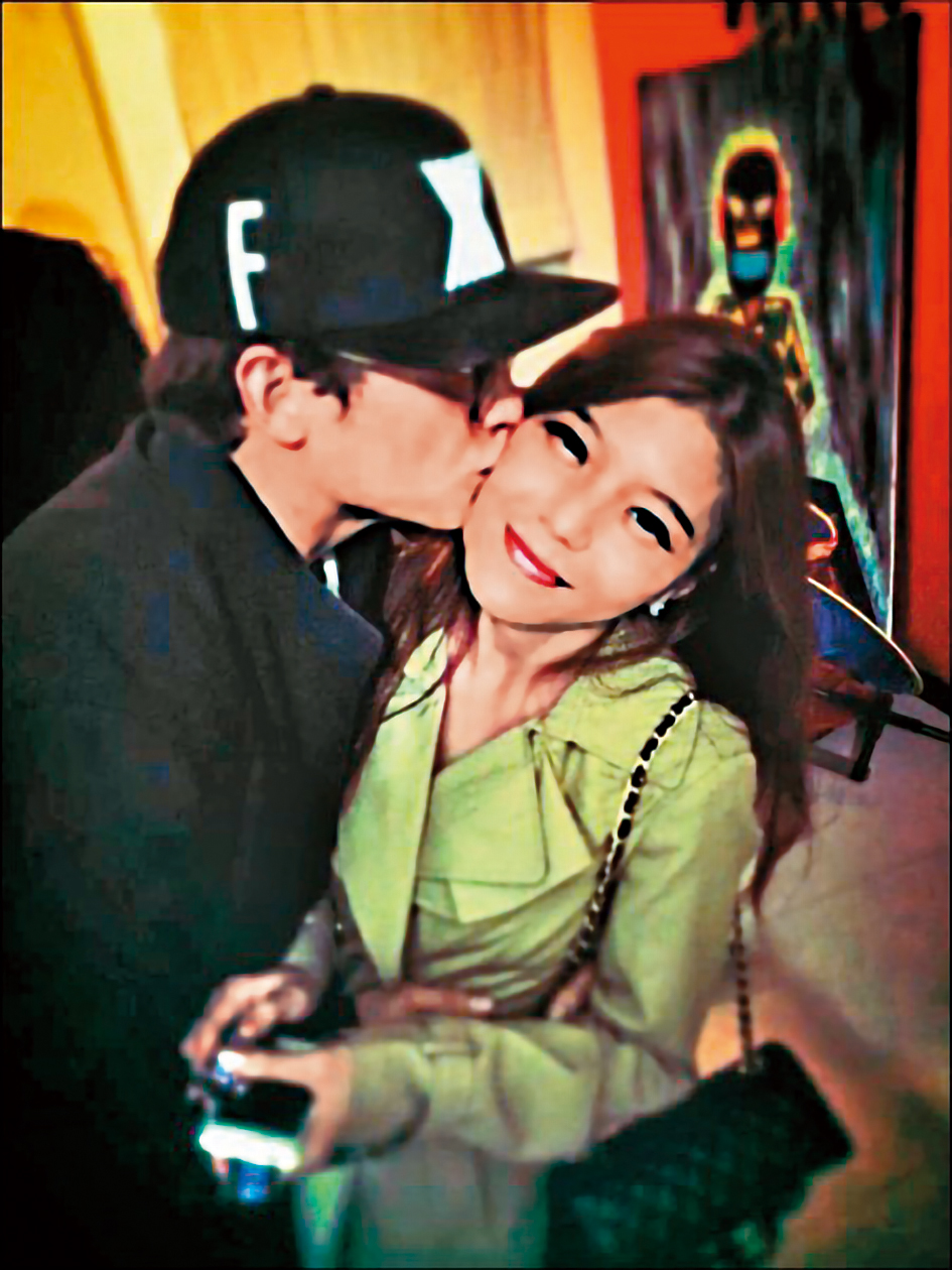 倪安東2011年就傳出與護士女友Vivi結婚的消息，但他多次說謊不認已婚，直到2014年才自拍影片坦承並道歉。（翻攝自倪安東臉書）