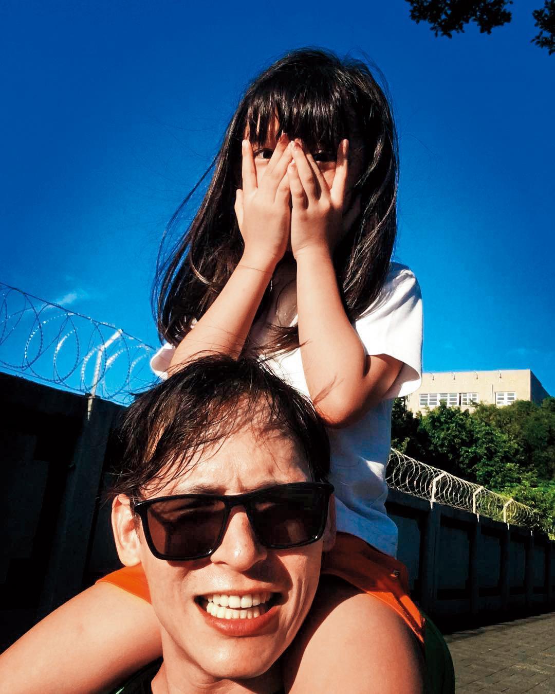 倪安東與Vivi結婚隔年就生下女兒，但有幾年時間為了維持單身形象、不能公開帶著女兒出遊。（翻攝自倪安東IG）