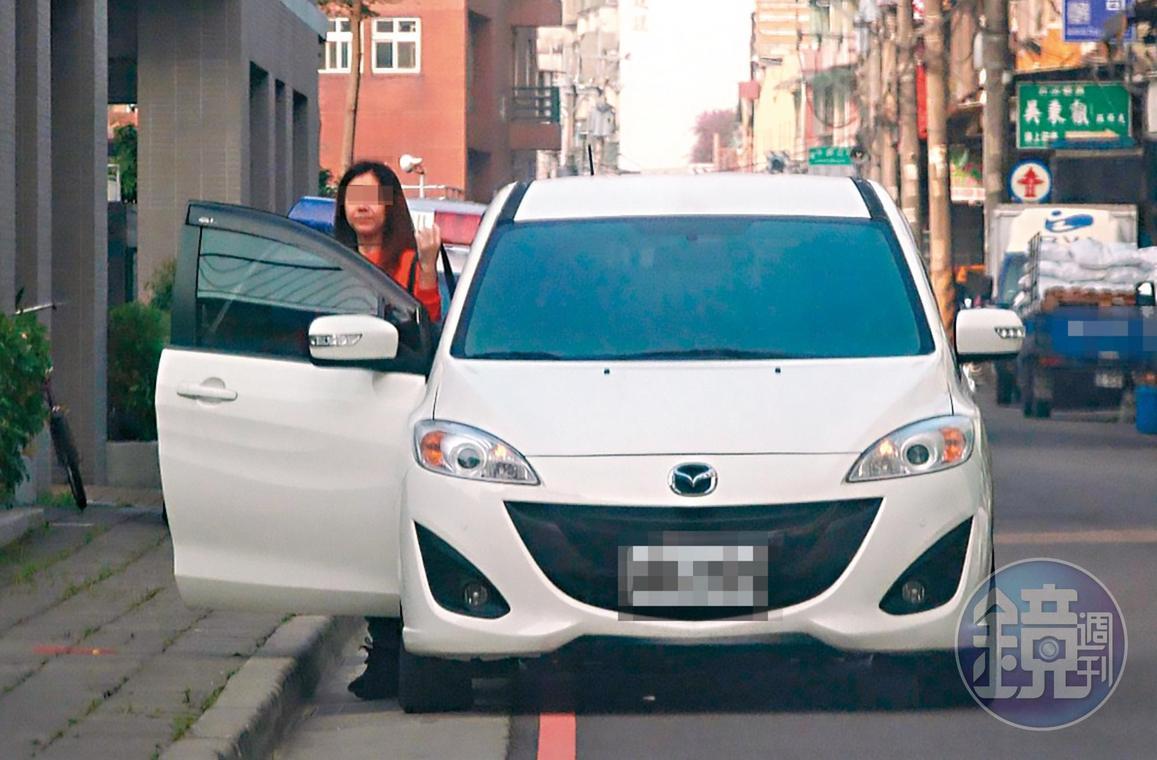 2月20日上午，本刊直擊黃男開著馬自達轎車載送林女上班。