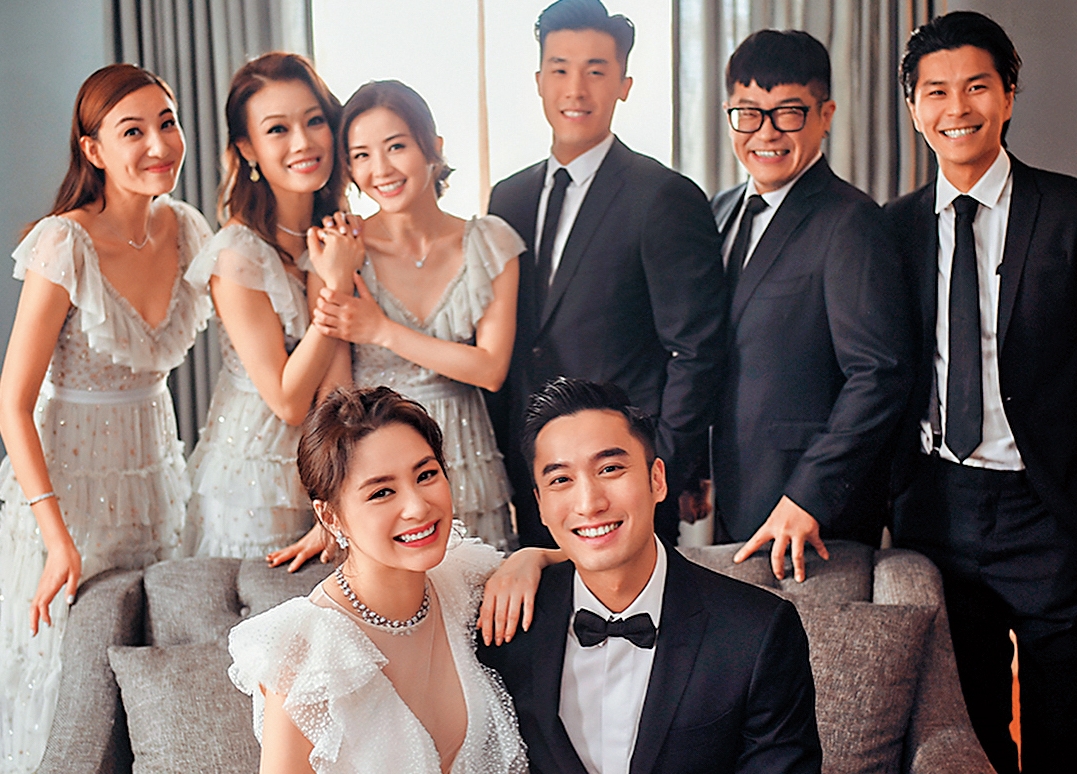 阿嬌（前排左）去年5月在美國跟賴弘國（前排右）舉行婚前派對，一幫圈中好友及親友都專程到賀。（東方IC）