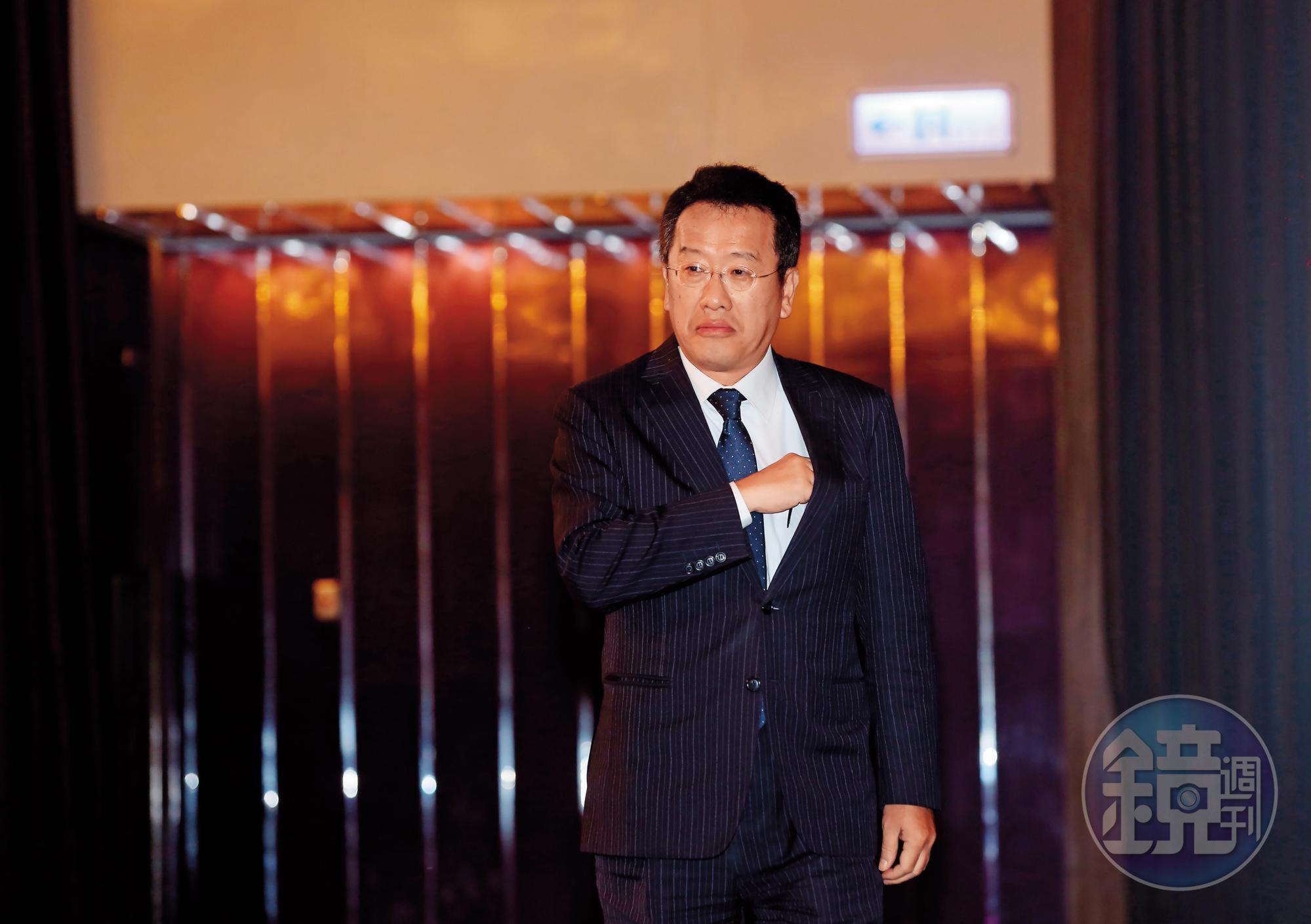 金管會主委顧立雄祭出罰則與獎賞，盼金控大股東能如實申報股權。
