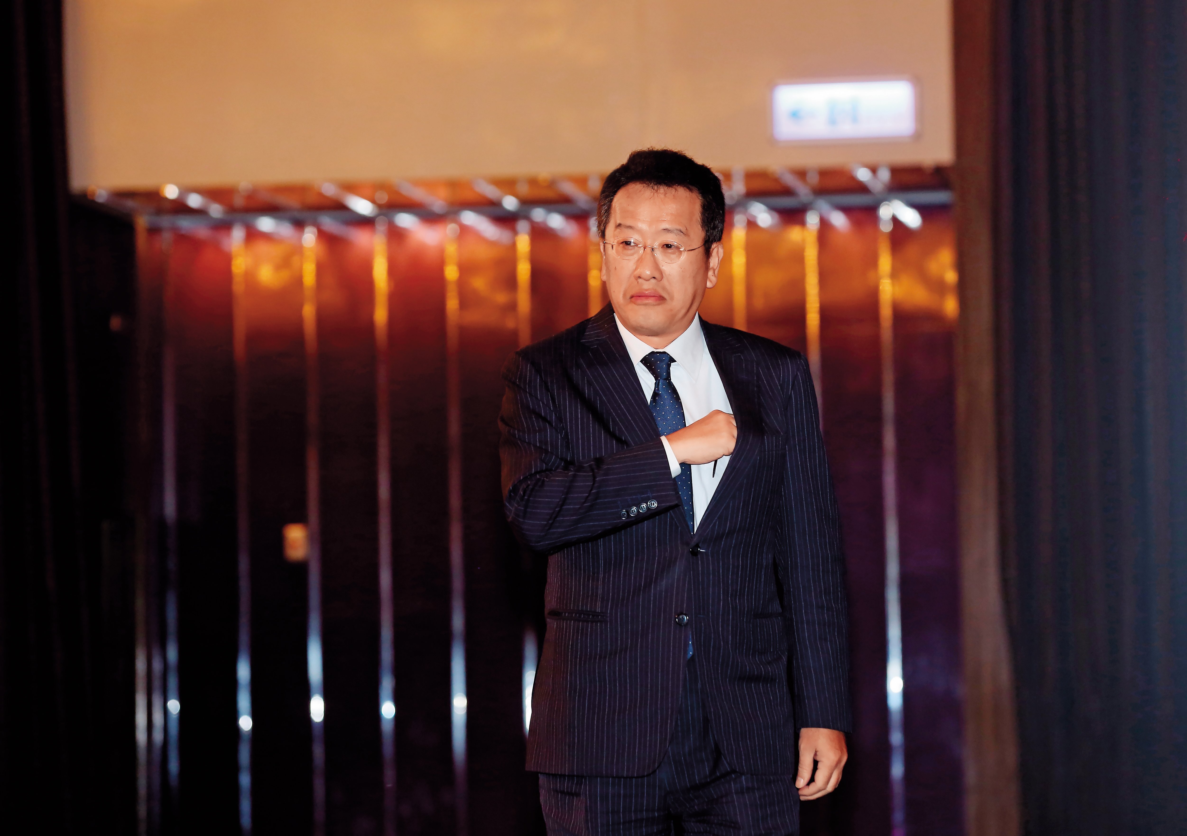 金管會主委顧立雄祭出罰則與獎賞，盼金控大股東能如實申報股權。