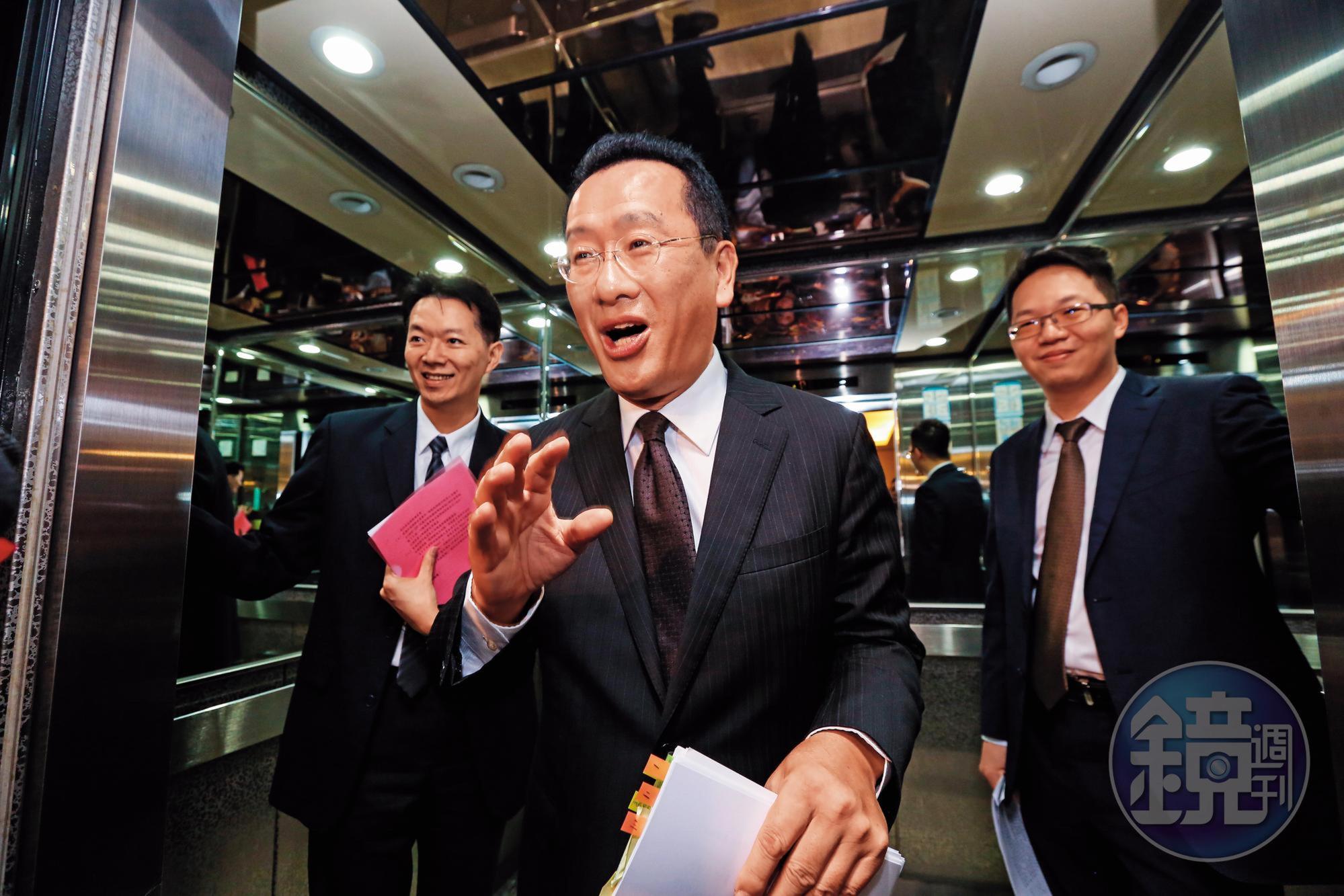 顧立雄（中）坦言：「民營金控大股東正逐步約談，接下來銀行和保險業也都會比照辦理。」
