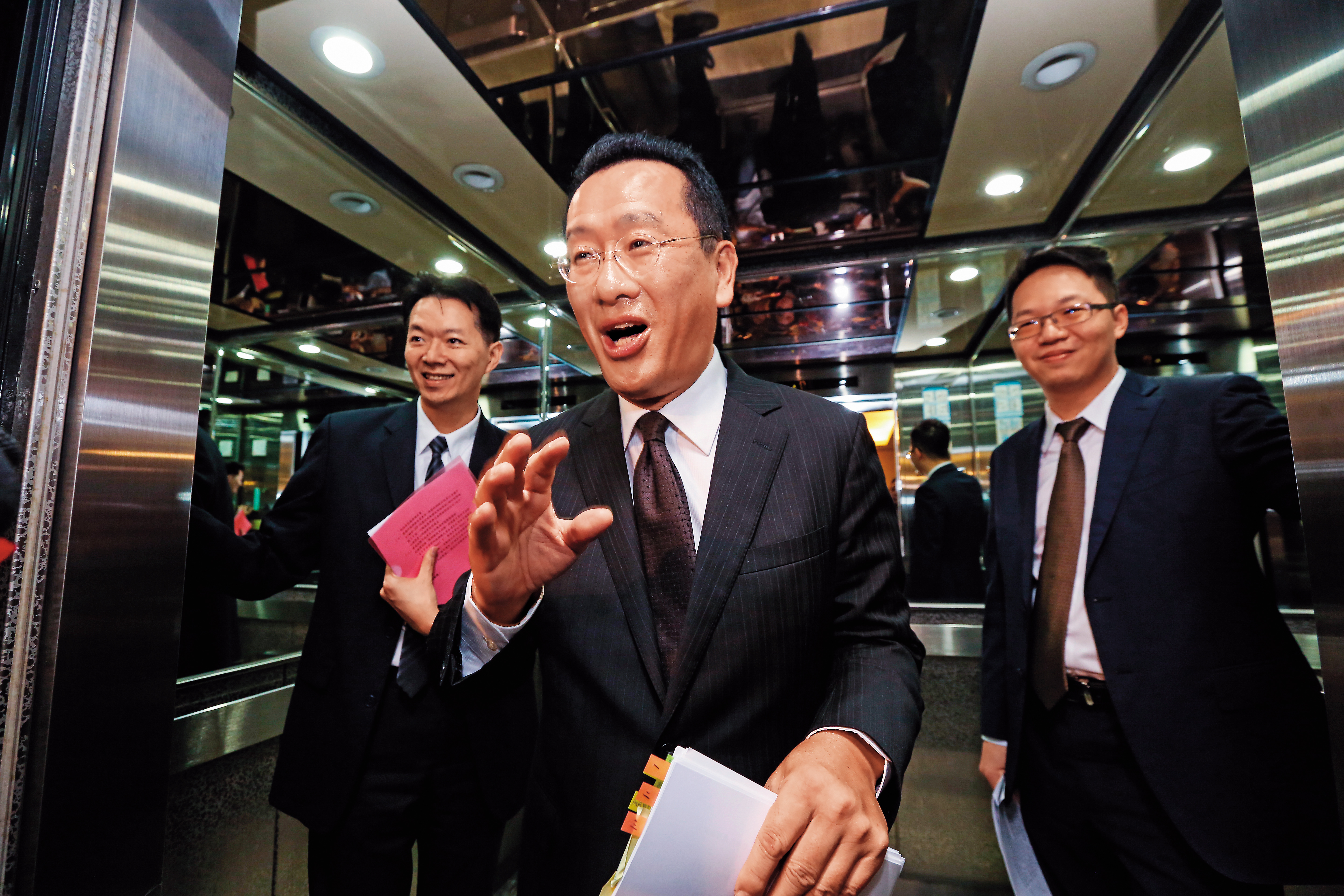 顧立雄（中）坦言：「民營金控大股東正逐步約談，接下來銀行和保險業也都會比照辦理。」