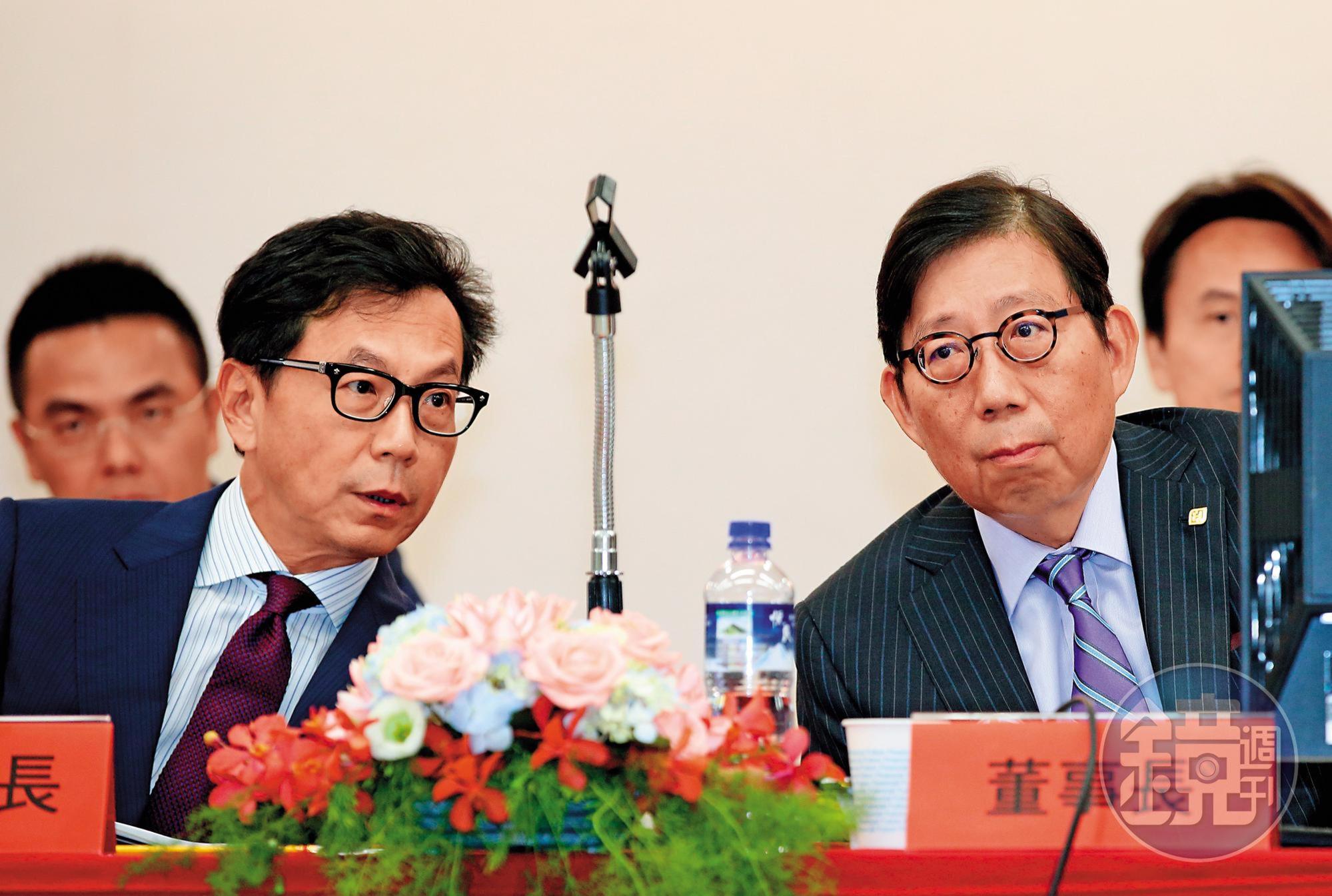 去年富邦蔡家兄弟遭金管會點名不符產金分離，蔡明忠、蔡明興立刻辭去富邦金和台灣大副董，以合金管會規定。