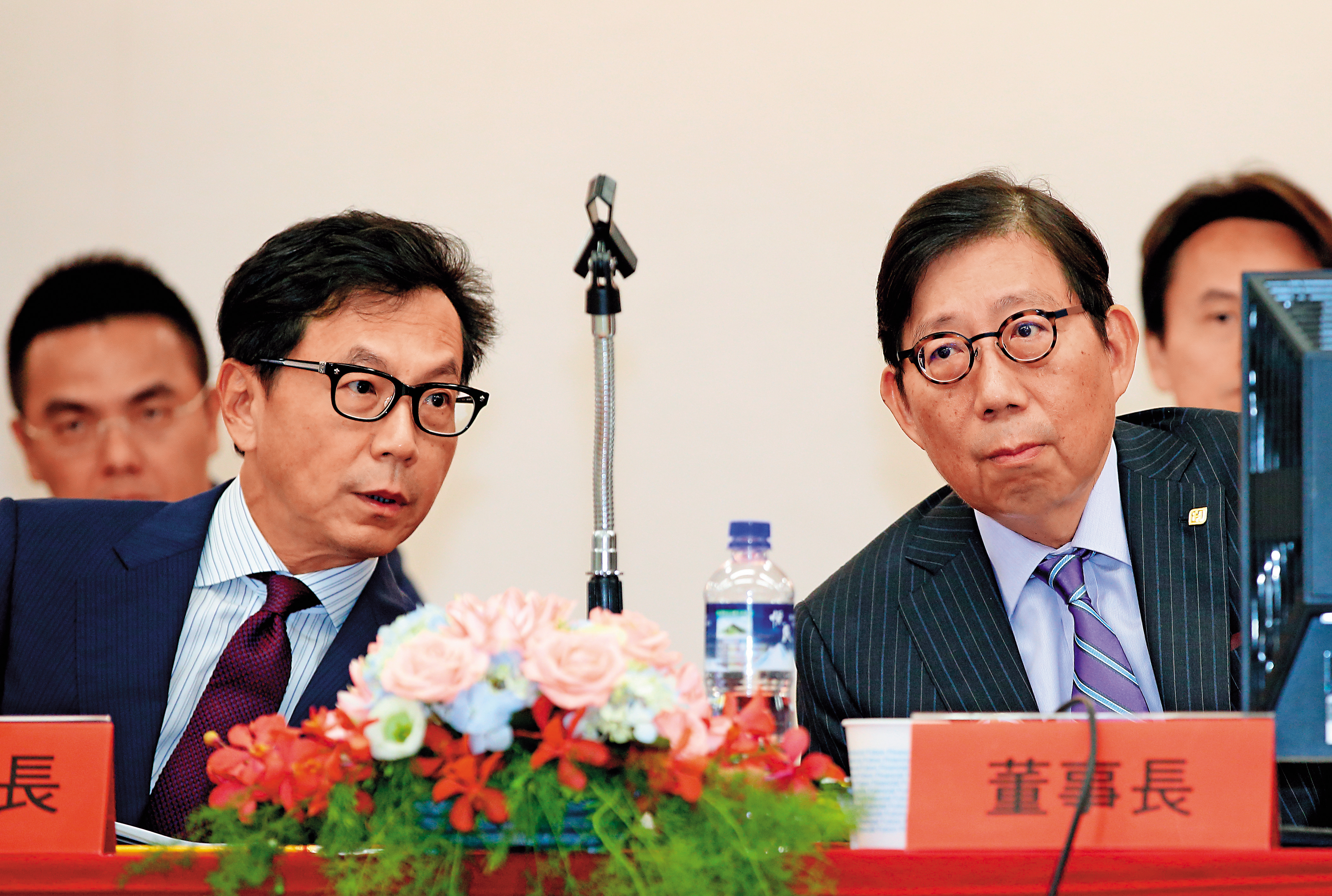去年富邦蔡家兄弟遭金管會點名不符產金分離，蔡明忠、蔡明興立刻辭去富邦金和台灣大副董，以合金管會規定。