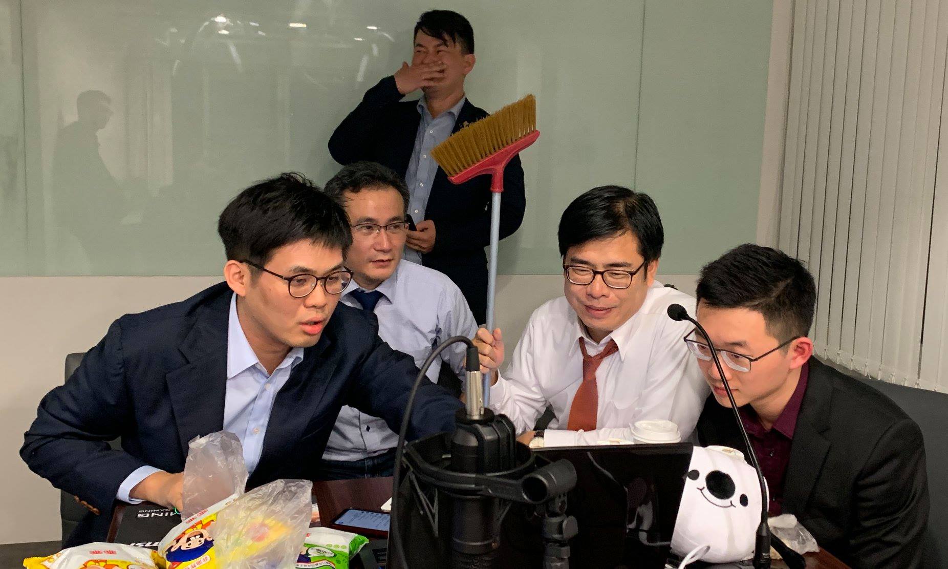 行政院副院長陳其邁（右2）昨晚與民進黨立委鄭運鵬（右3）、網紅視網膜（右1）等人一起直播玩遊戲《還願》。（翻攝陳其邁臉書）