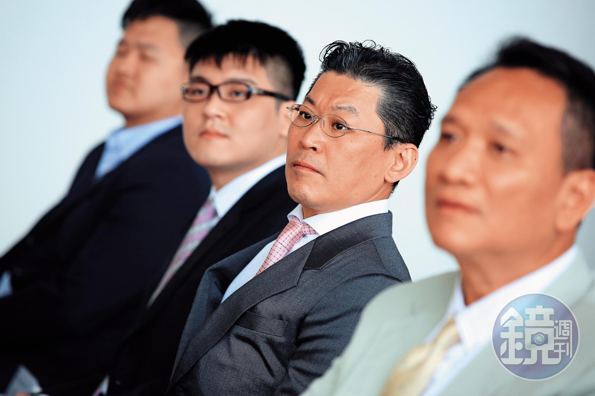 群益證原本自己在信義計畫區就有總部大樓，最大股東宏泰集團掌門人林鴻南（右2）卻讓群益證搬遷到宏泰大樓。