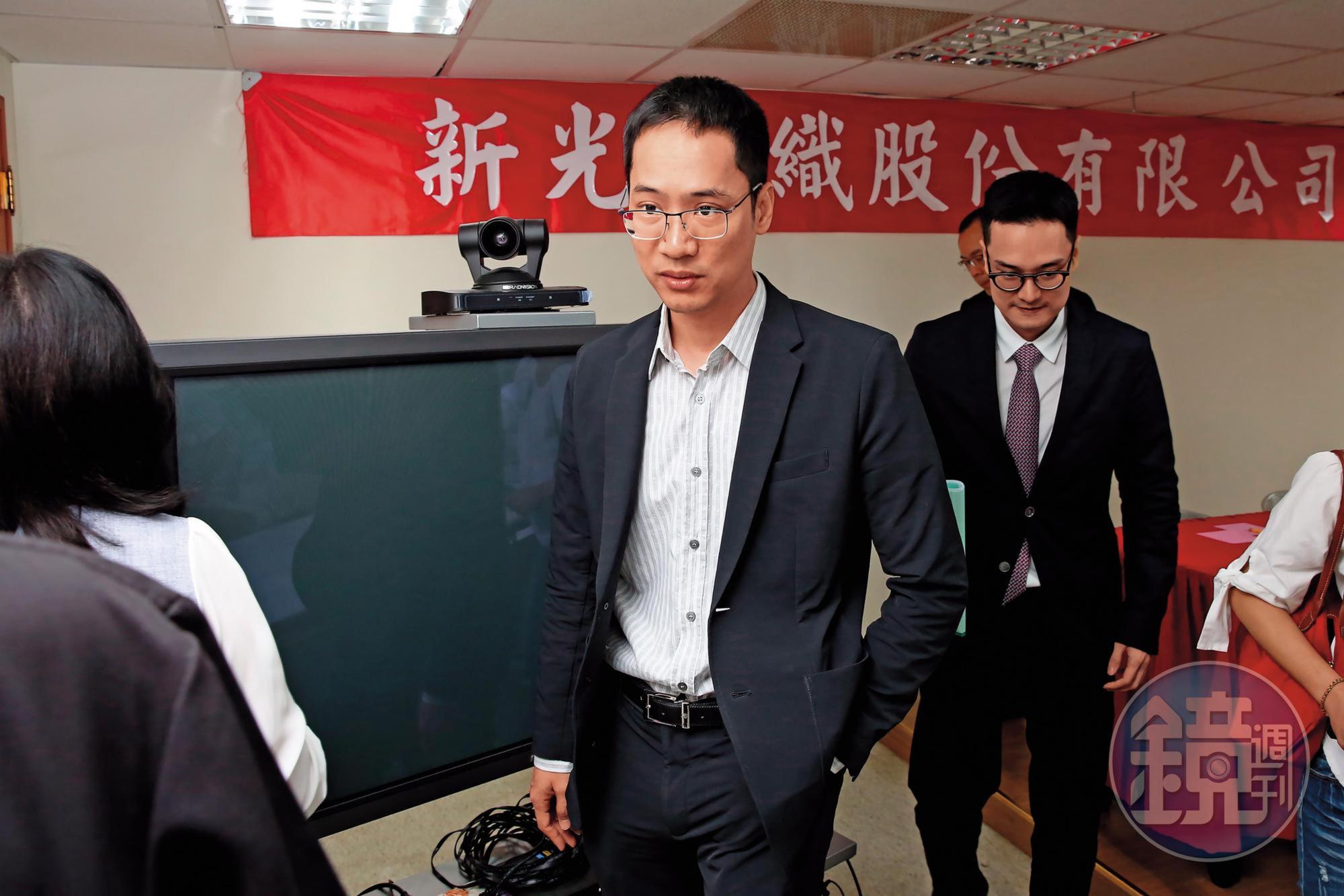 新紡前年改選董監，意外引爆金管會決定徹查金控股權結構。左起為新產董事長吳昕紘、新光紡織董座吳昕恩。