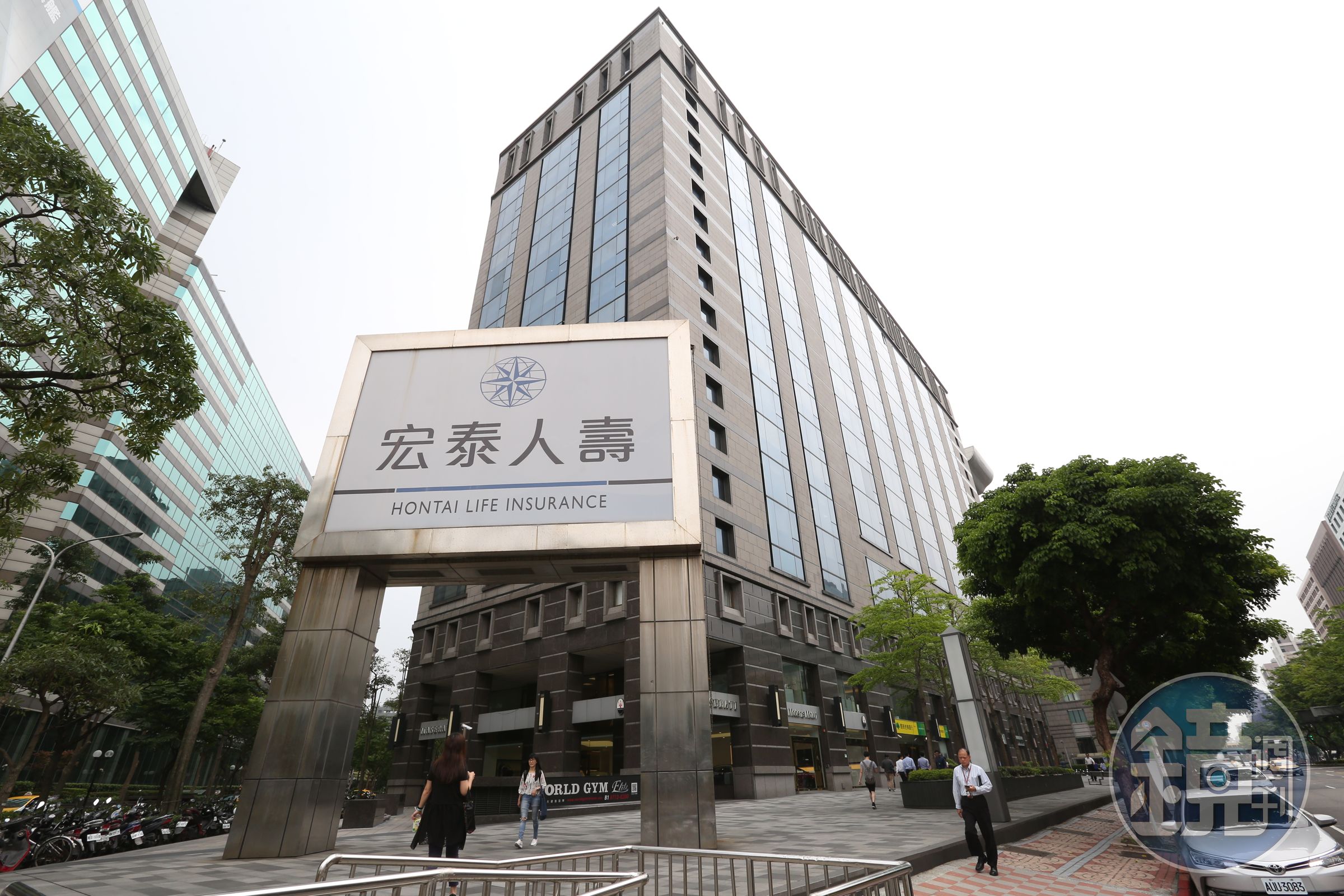 宏泰大樓原本最主要的租客－勤業眾信會計師事務所已經搬遷到南山廣場，大樓內因此出現許多閒置空間。