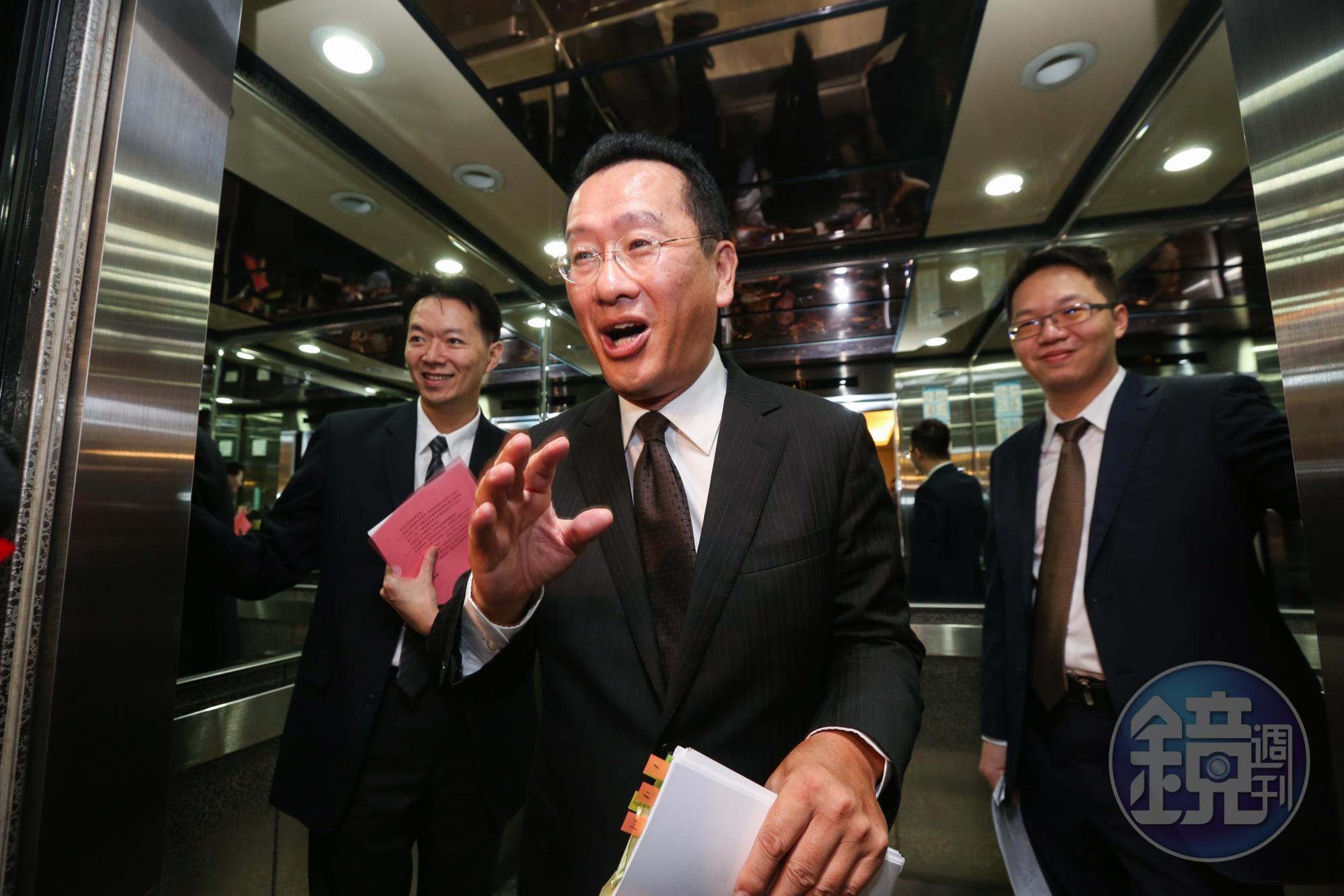 金管會主委顧立雄（前）咖啡喝個不停，上週逐一約談多家民營金控大股東，要求大股東的股權、業務透明化。