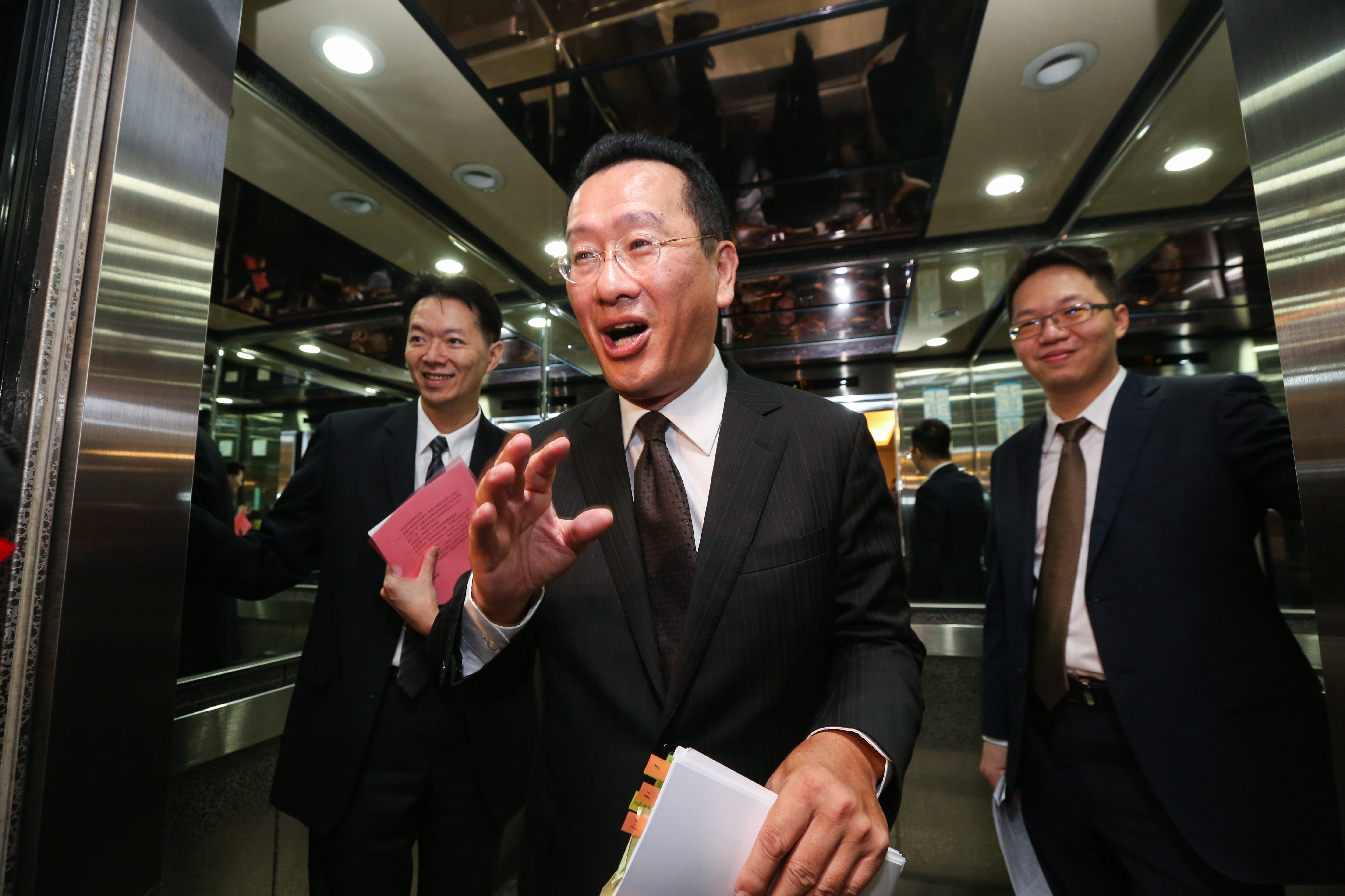 金管會主委顧立雄（前）咖啡喝個不停，上週逐一約談多家民營金控大股東，要求大股東的股權、業務透明化。