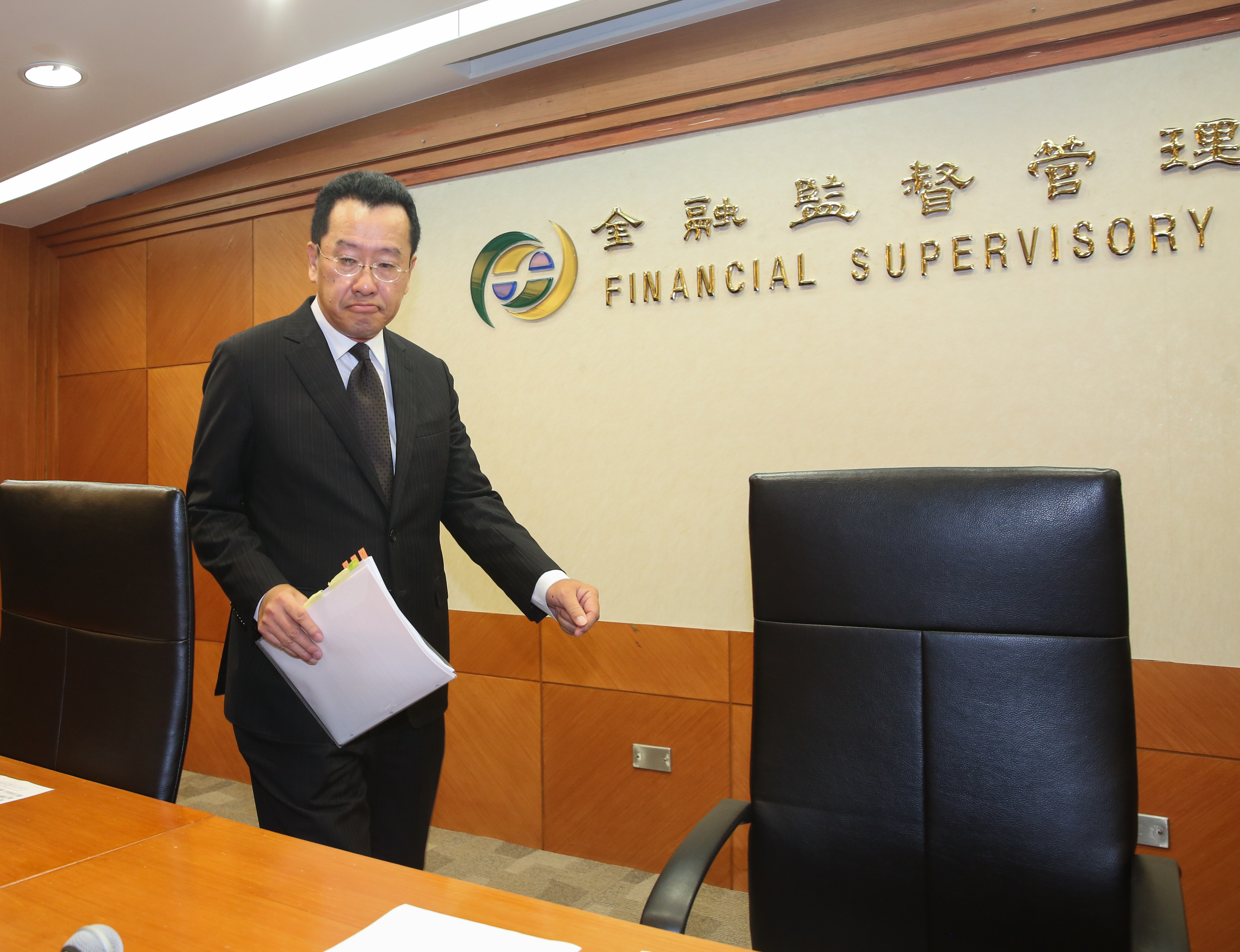 顧立雄坦言,「民營金控大股東目前正逐步約談,接下來銀行和保險業也都會比照辦理,已經請保險局規劃相關規定。」