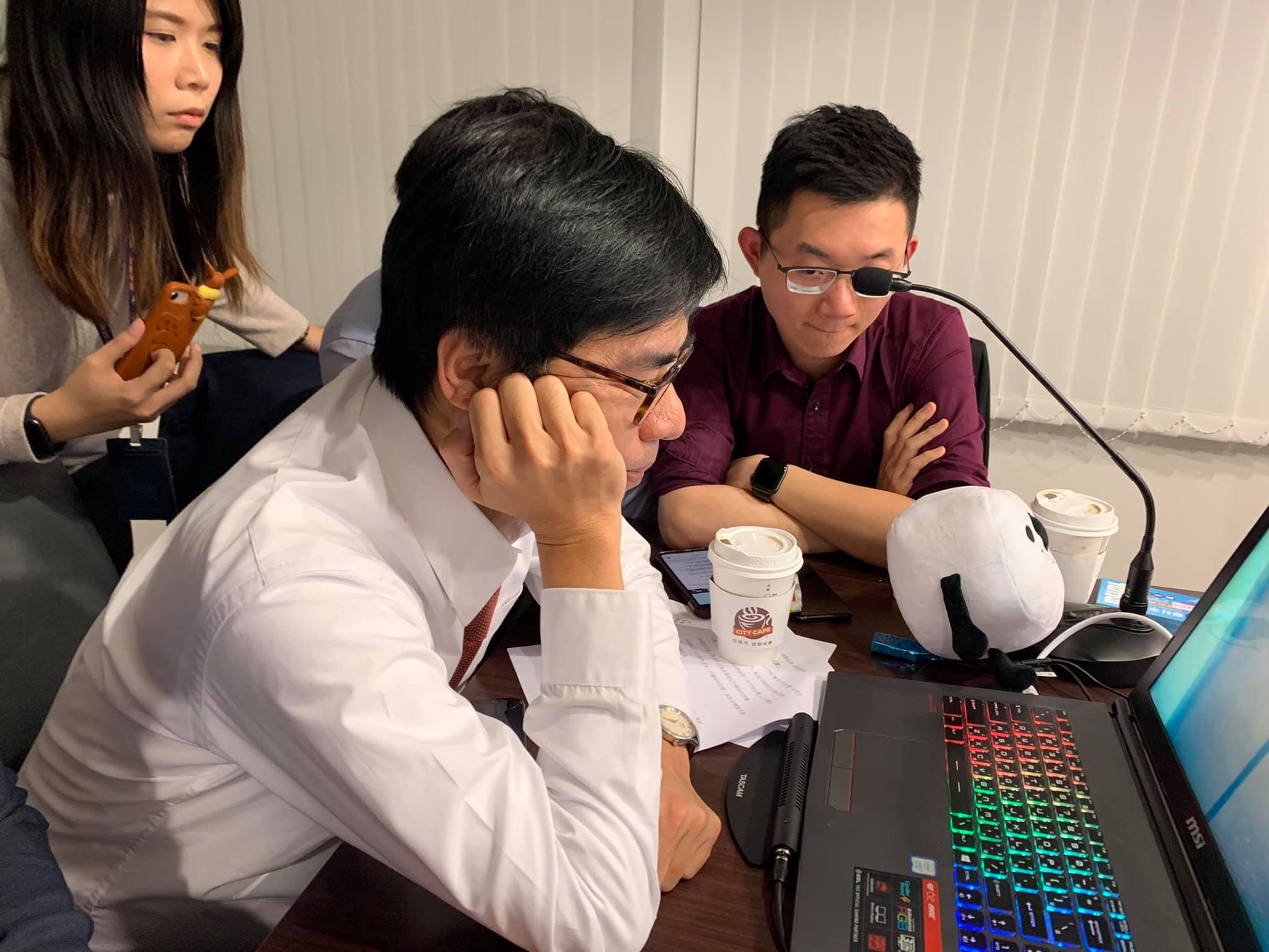 行政院副院長陳其邁邀請4位好朋友和他一起直播玩《還願》，沒想到因為故事情節太寫實玩到鼻酸。（翻攝自陳其邁粉絲專頁）