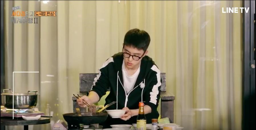 在最新一集節目中，都敬秀親自下廚烹煮「湯飯」給團員們享用。（LINE TV提供）