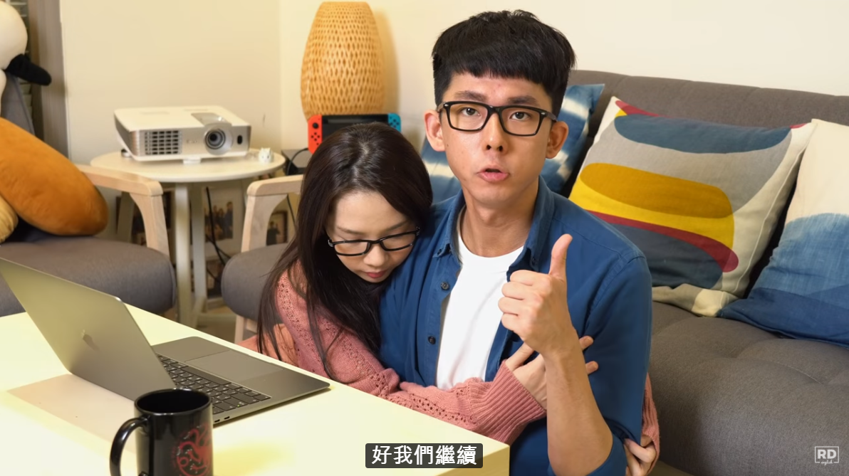 說到經營Youtube的為難處，滴妹心疼地抱住哥哥阿滴，拍拍他給予安慰。（阿滴英文Youtube）