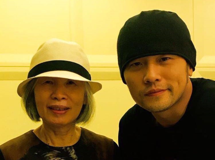 周杰倫跟媽媽感情非常好，收入也交入媽媽打理。（翻攝周杰倫臉書）