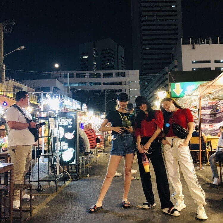 子瑜在泰國和團員們一起逛夜市。（翻攝自Twice IG）