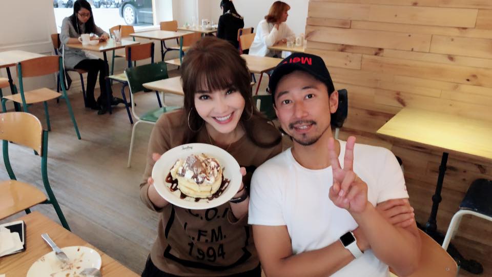 甄莉（左）大方分享自己的唬爛慘事。右男非她老公。（翻攝甄莉臉書）