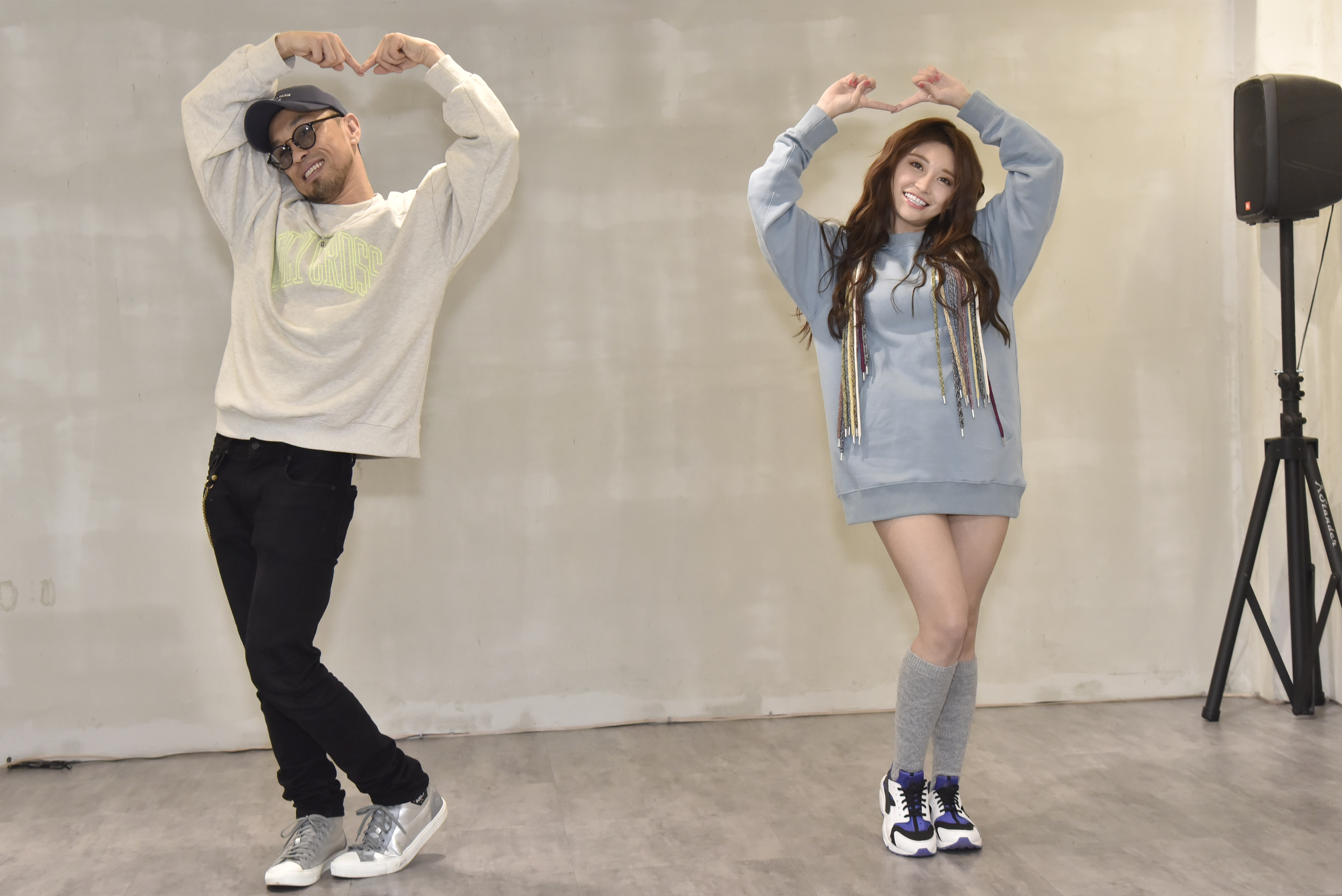 新人祈錦鈅拜師濱崎步御用舞蹈老師，學習新單曲〈比心小幸福〉愛心煙火舞。（WEBTVASIA TAIWAN提供）