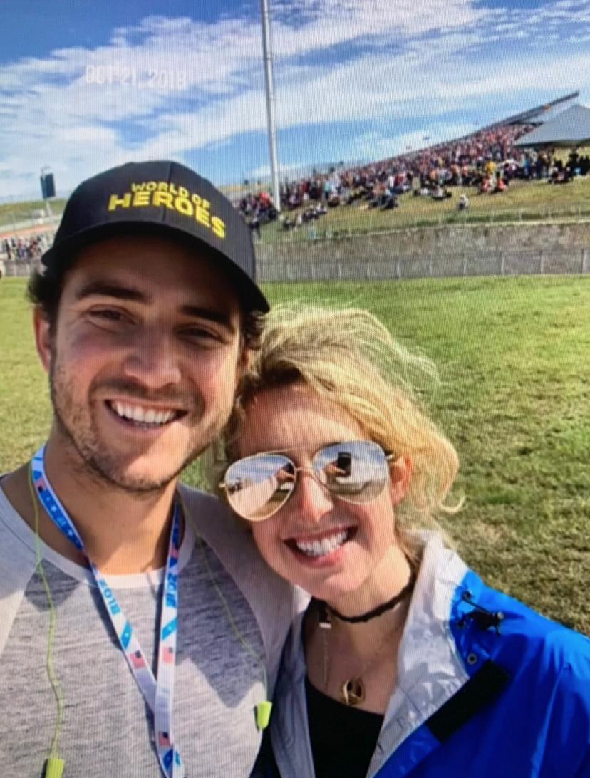 網路流傳霍姆斯與未婚夫的親密合照。霍姆斯脖子上的項鍊掛的是未婚夫的MIT印章戒指。（網路截圖，twitter）